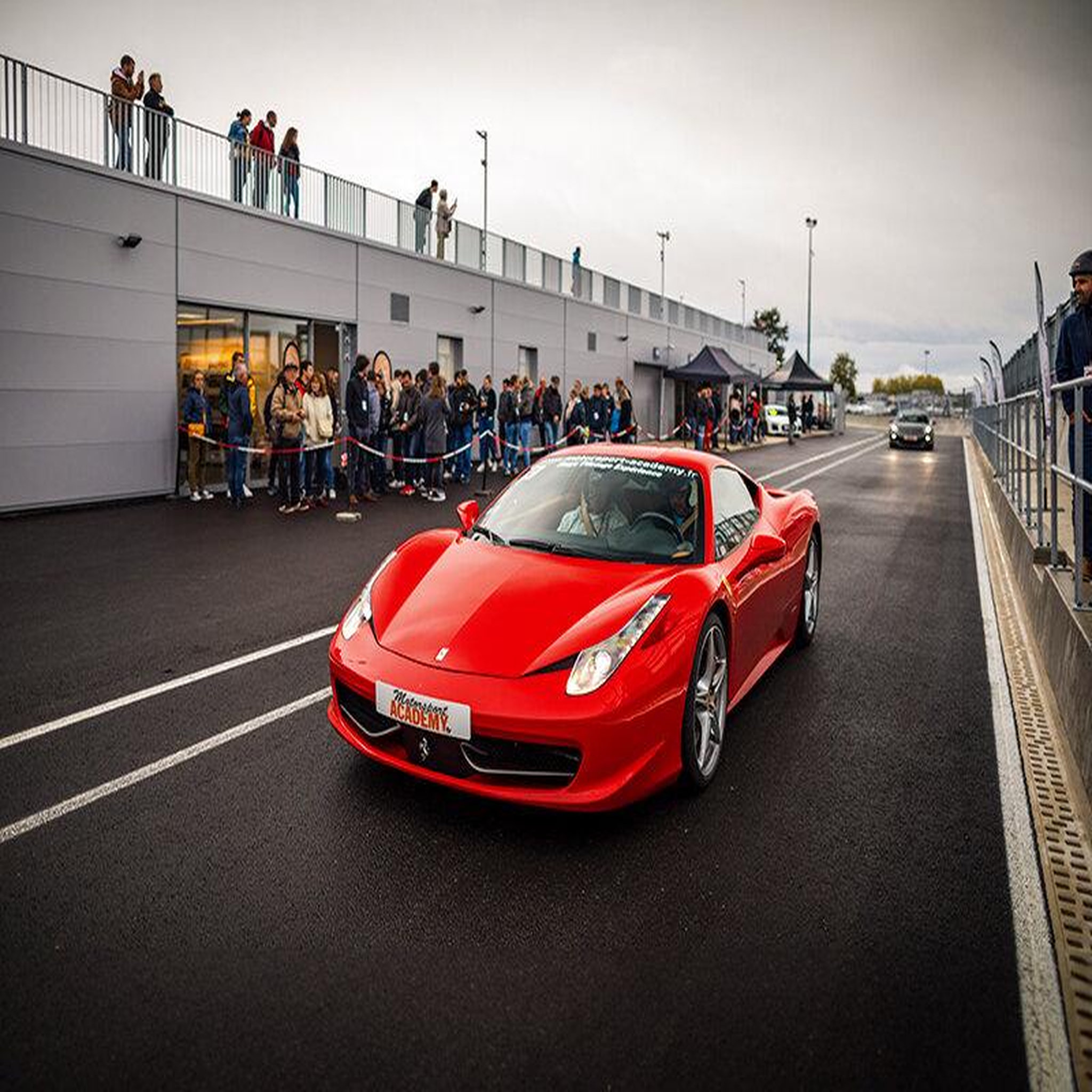 Voir la diapositive 4 : Smartbox Stage de pilotage : 2 tours sur le circuit de La Châtre en Ferrari F458 Italia - Coffret Cadeau Sport & Aventure