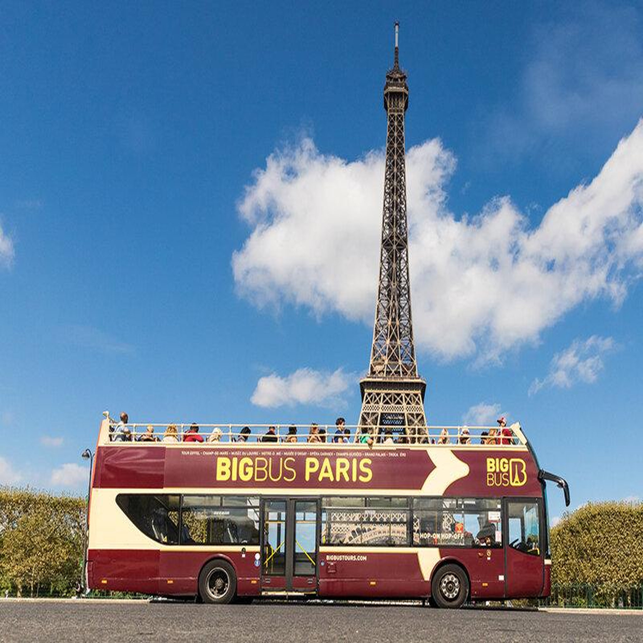 Voir la diapositive 2 : Smartbox Visite de paris en famille en bus à impériale - coffret cadeau sport & aventure