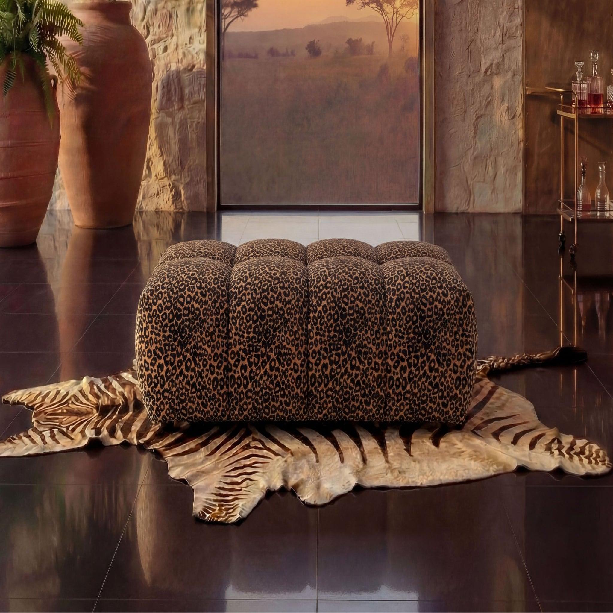 Voir la diapositive 3 : CASANOVA PARIS Alexia - pouf en tissu imprimé animalier 120x60x40
