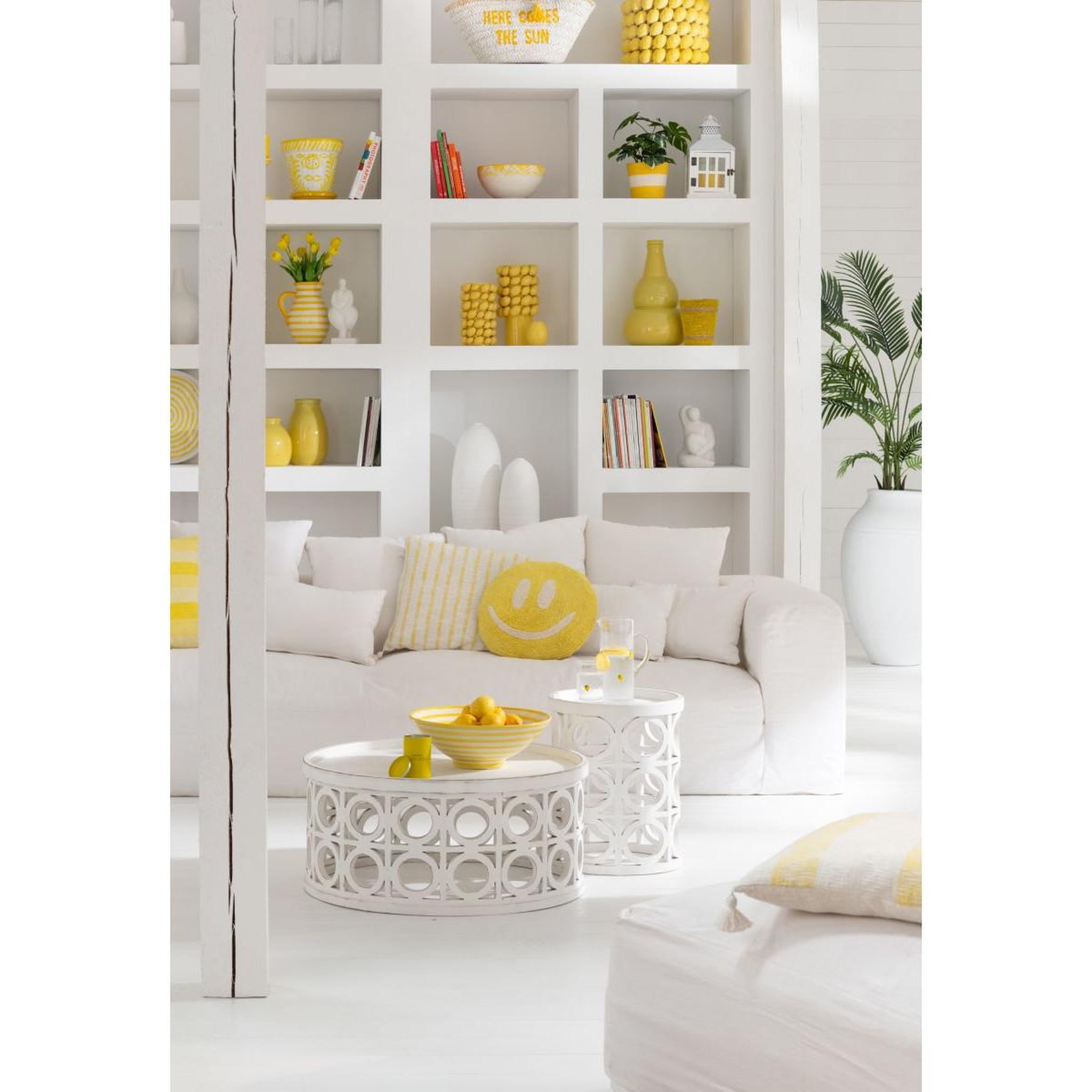 Voir la diapositive 4 : J-LINE Coussin déco tufté smiley  polly  45cm jaune
