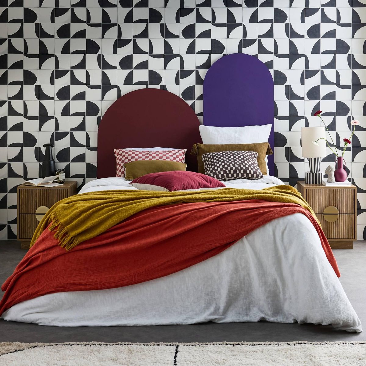 SWEEEK Lot de 2 tables de chevet 2 tiroirs décor bois de manguier rainuré. poignées en métal doré. L42 x P38 x H50cm