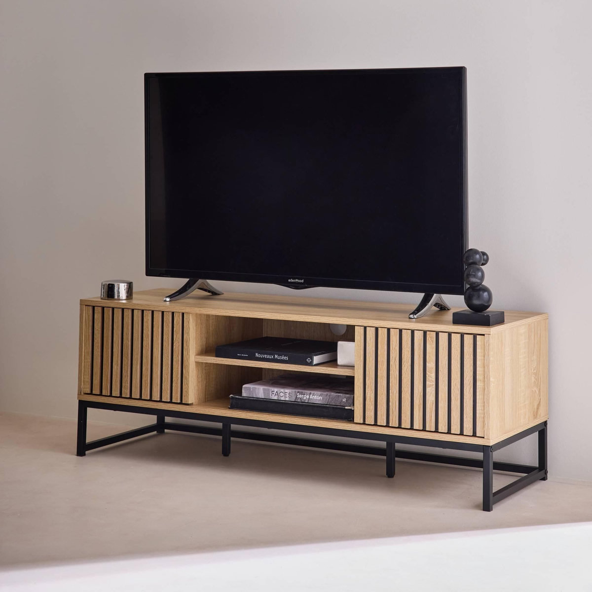 SWEEEK Meuble TV en décor bois rainuré L 120cm et piètement en métal noir. système d'ouverture par pression