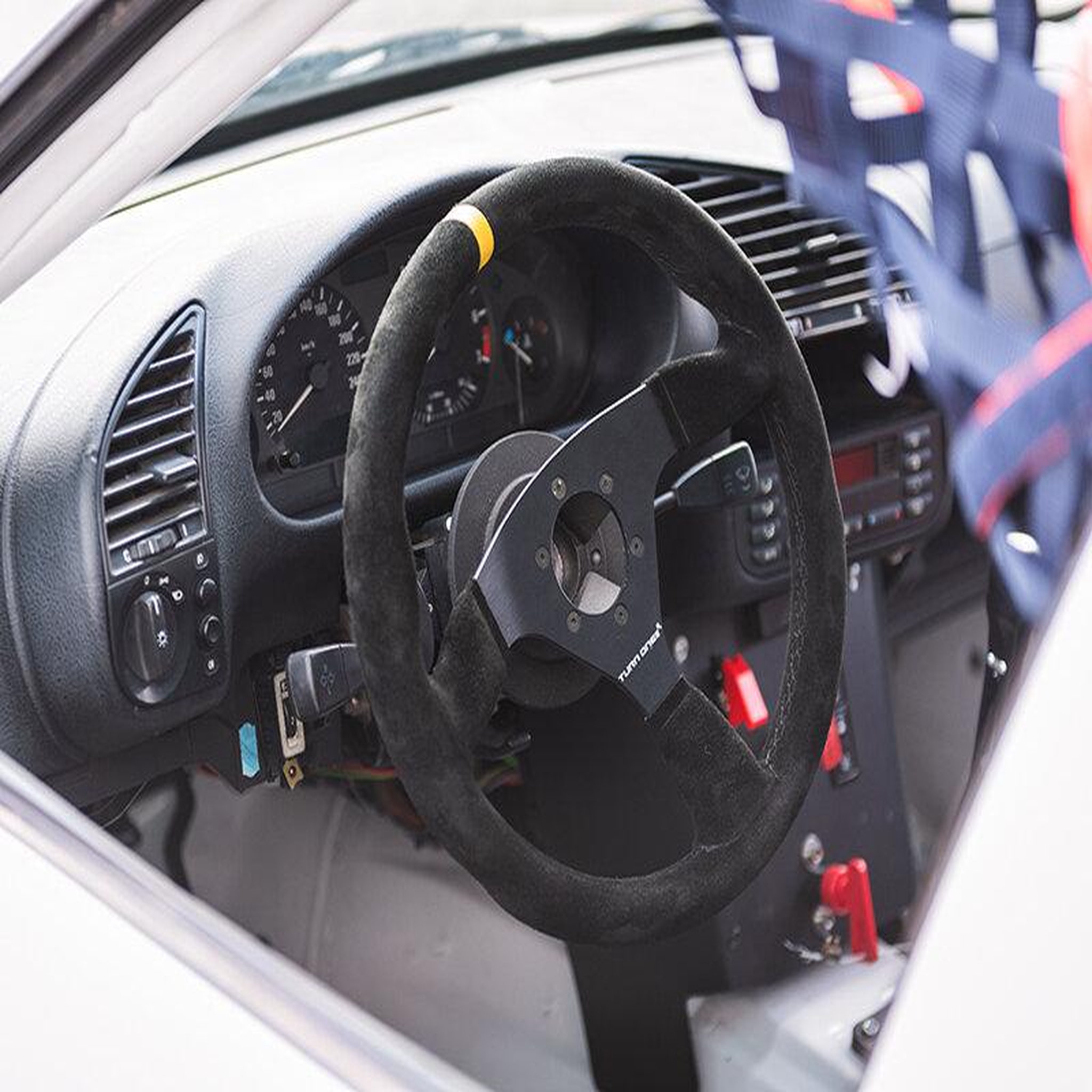Voir la diapositive 3 : Smartbox Stage de pilotage : 6 tours sur le circuit du Val de Vienne en BMW Superberline 2.0 - Coffret Cadeau Sport & Aventure
