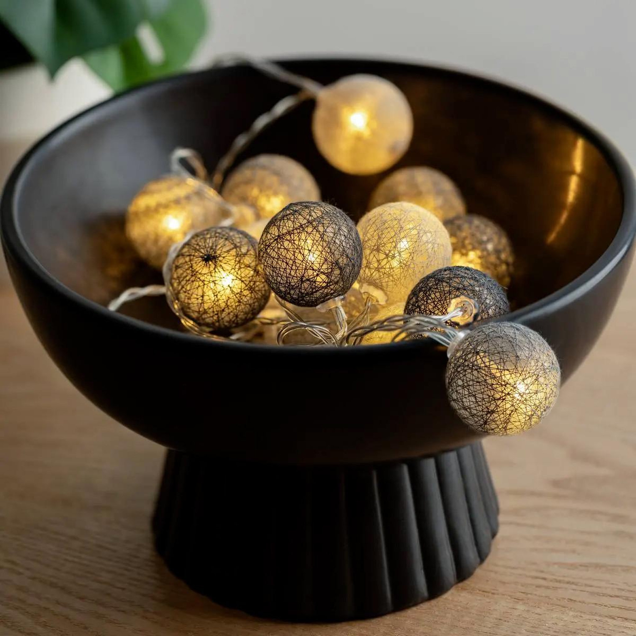 Voir la diapositive 2 : ATMOSPHERA Guirlande led 16 boules  smoky  255cm gris & noir