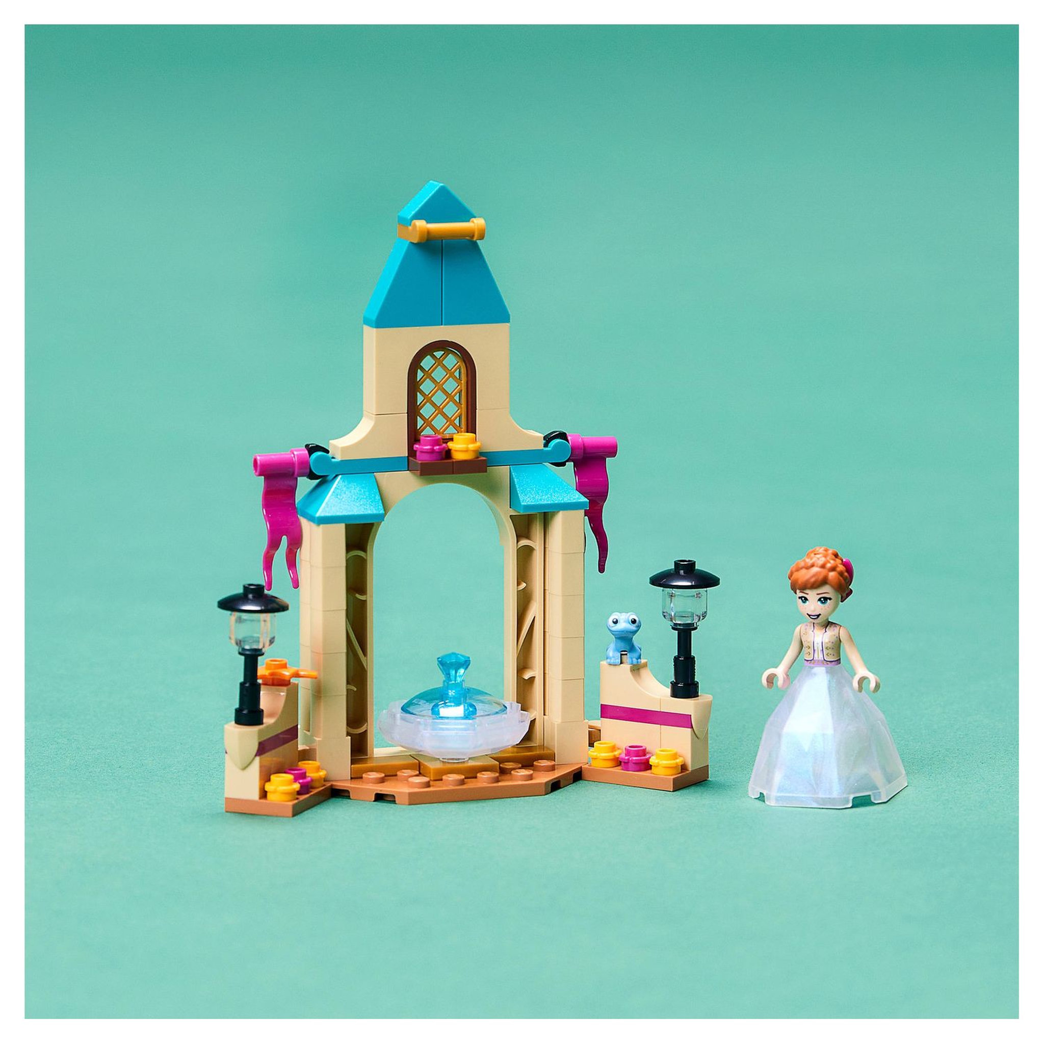 Voir la diapositive 7 : LEGO Disney 43198 - La cour du château d'Anna 