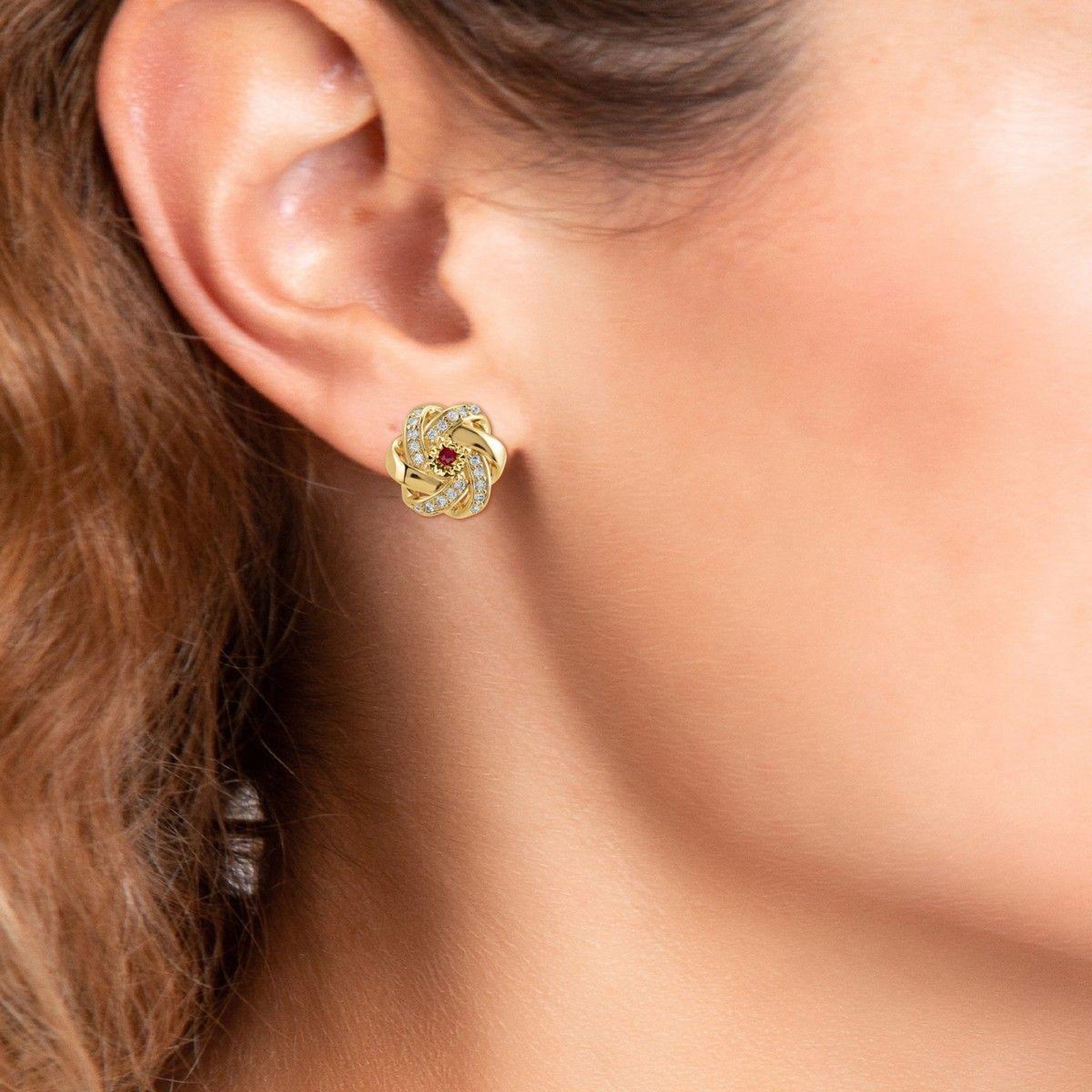 Voir la diapositive 2 : SC BOHEME Boucles d'oreilles par SC Bohème ornées d'un véritable rubis