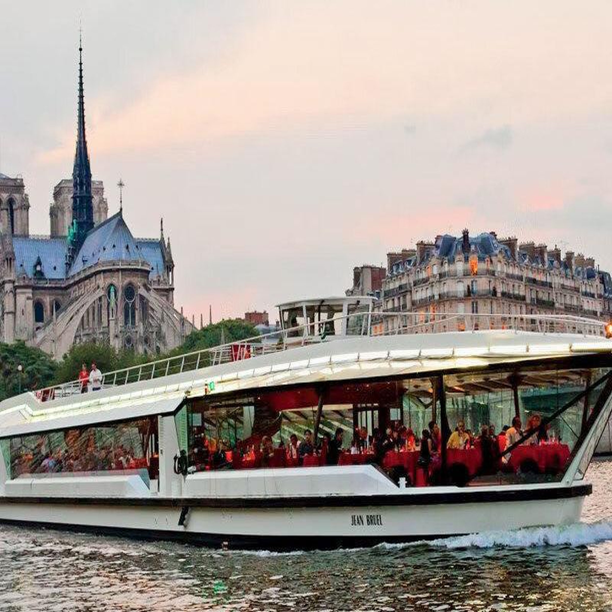 Voir la diapositive 2 : Smartbox Découverte de paris lors d'un dîner croisière prestige sur la seine pour 2 adultes et 1 enfant - coffret cadeau gastronomie