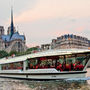 Voir la diapositive 2 : Smartbox Découverte de Paris lors d'un dîner croisière Prestige sur la Seine pour 2 adultes et 1 enfant - Coffret Cadeau Gastronomie