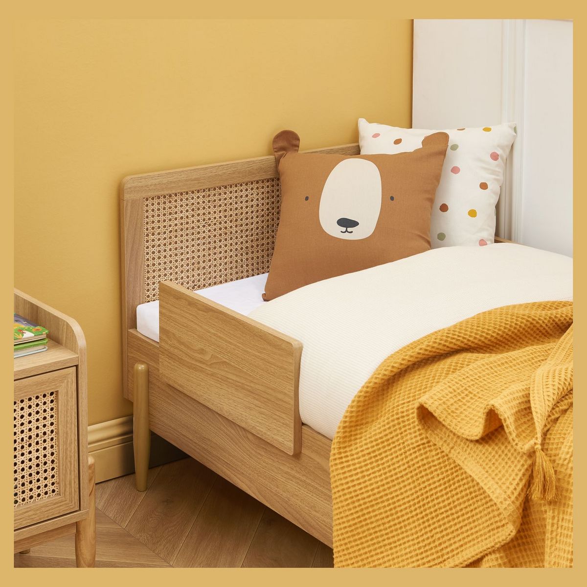 Lit enfant effet bois et cannage en rotin 70x140 sommier et barrières de sécurité inclus PAOLO