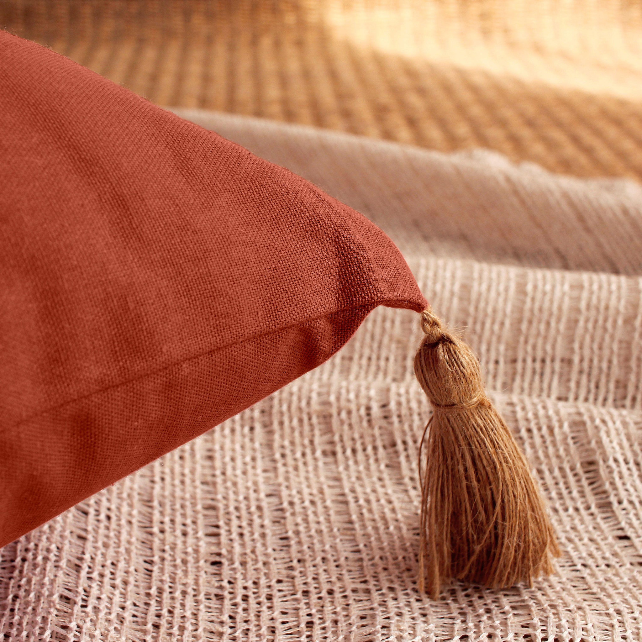Voir la diapositive 2 : TOILINUX Coussin rectangulaire Panama avec 4 pompons en jute - 70 cm x 50 cm - Vert Argile