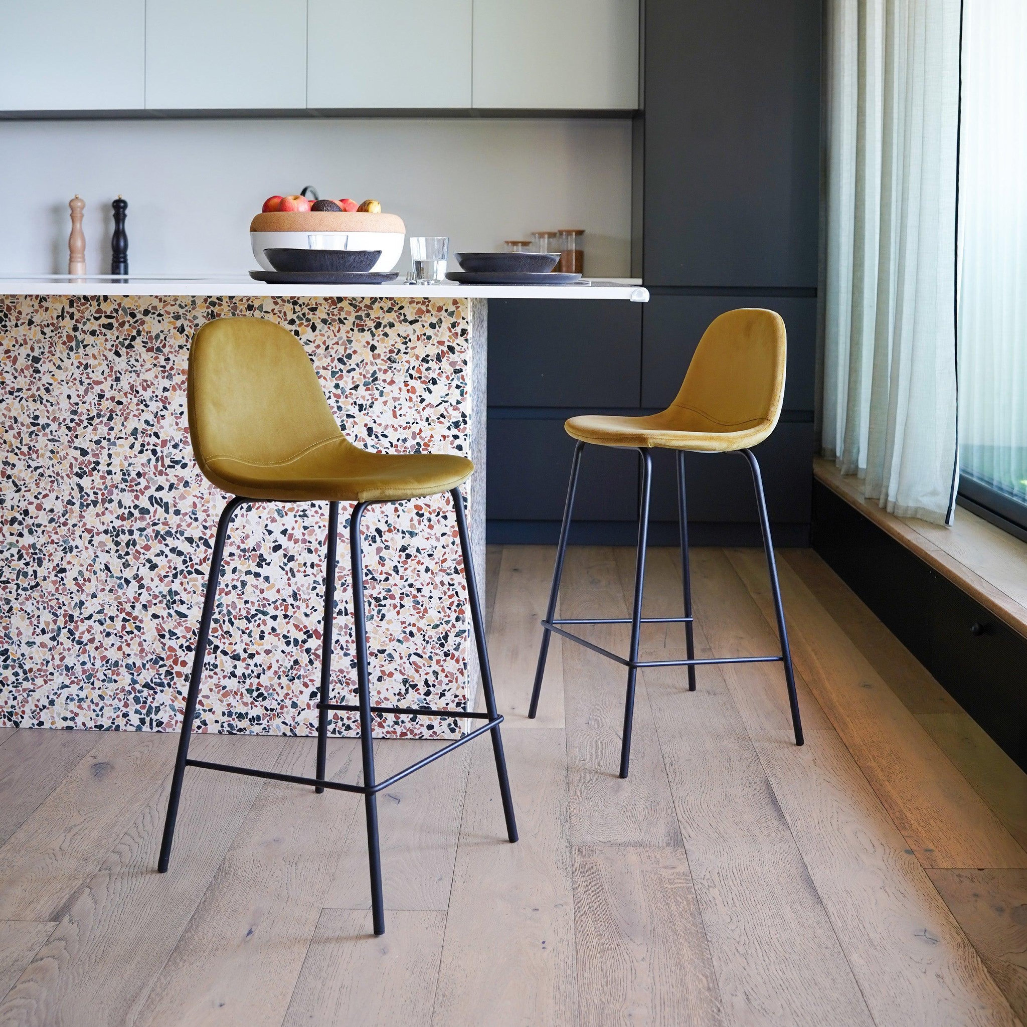 Voir la diapositive 6 : MAISON PAVANE Lot de 2 chaises pour îlot central 65 cm en velours jaune-henrik