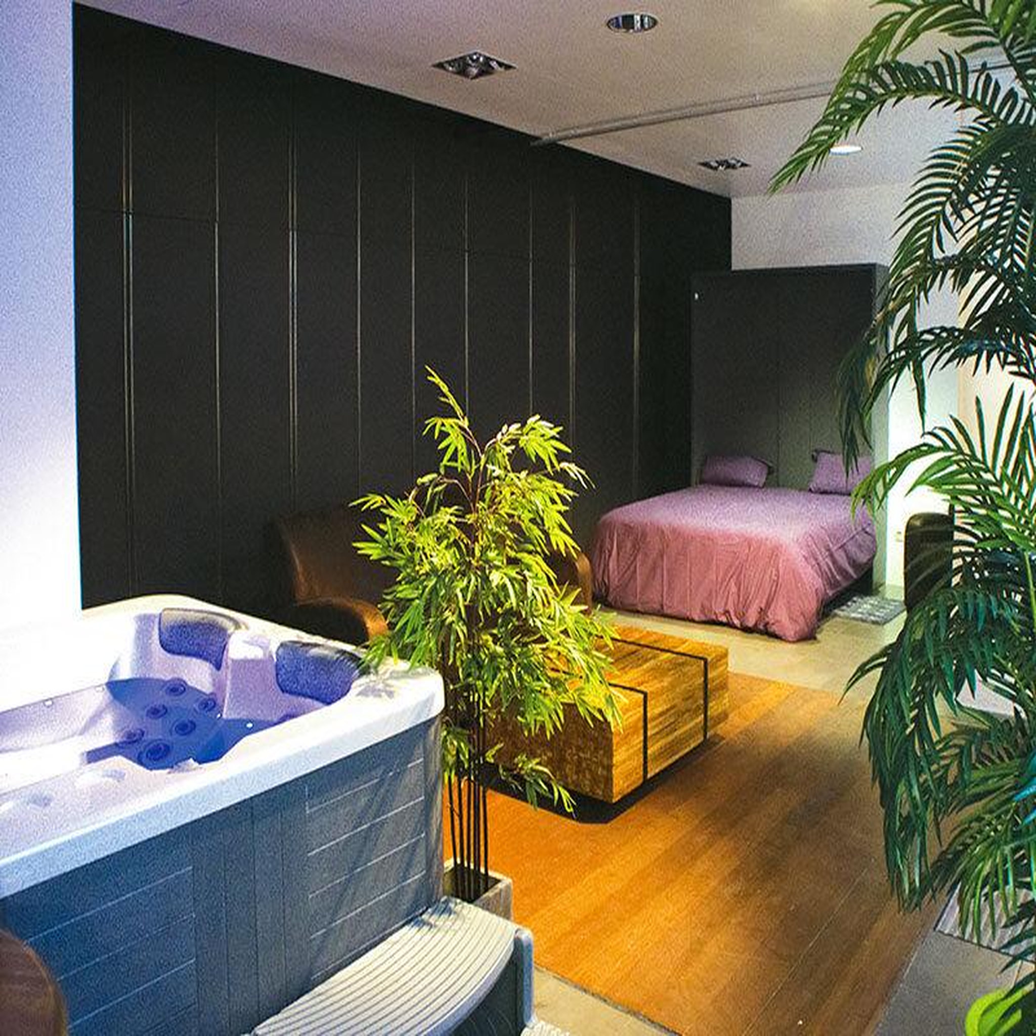Voir la diapositive 3 : Smartbox 2 jours en suite avec bain bouillonnant privé et massage à nîmes - coffret cadeau séjour