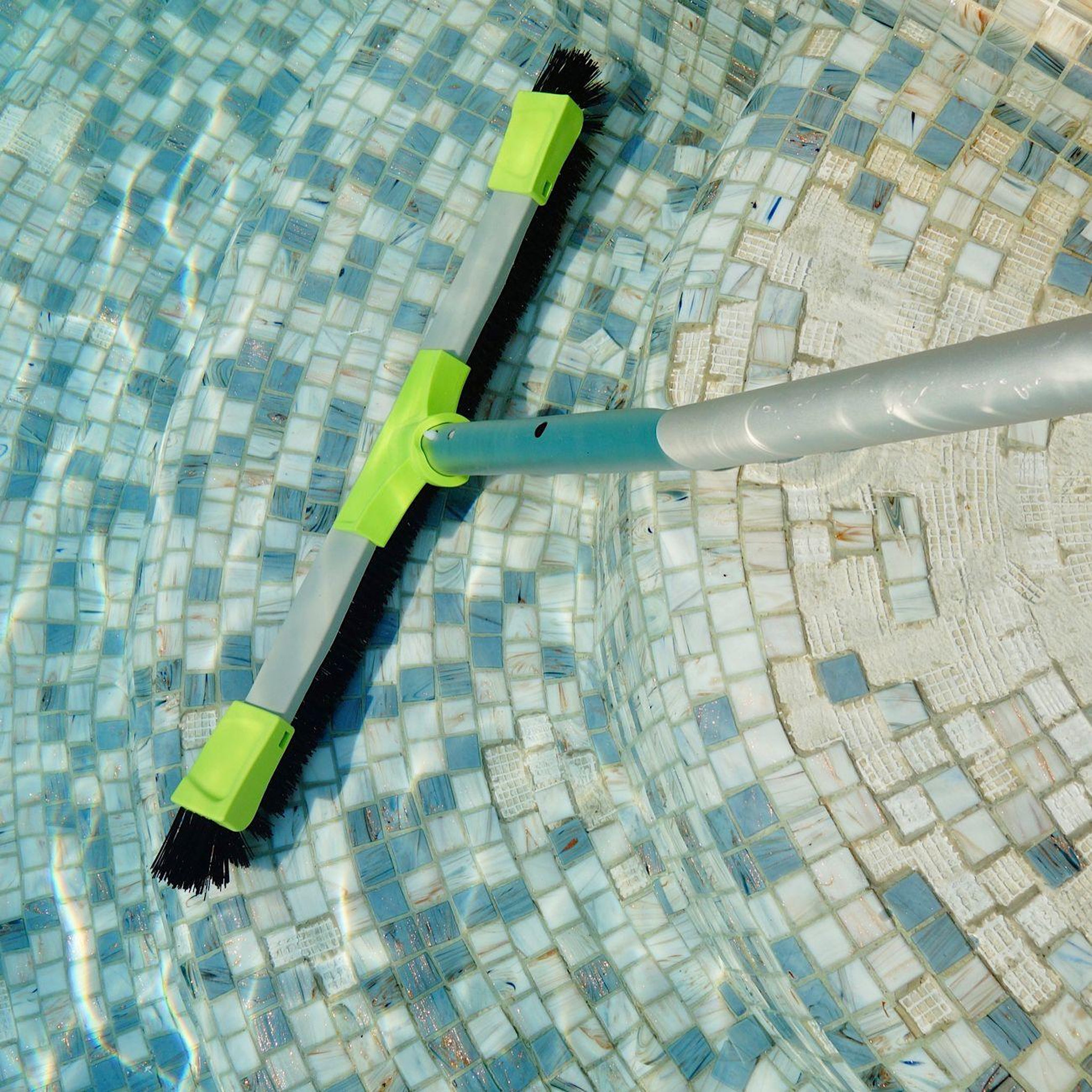 Voir la diapositive 4 : KERLIS Balai piscine multi-surfaces xpro 56cm