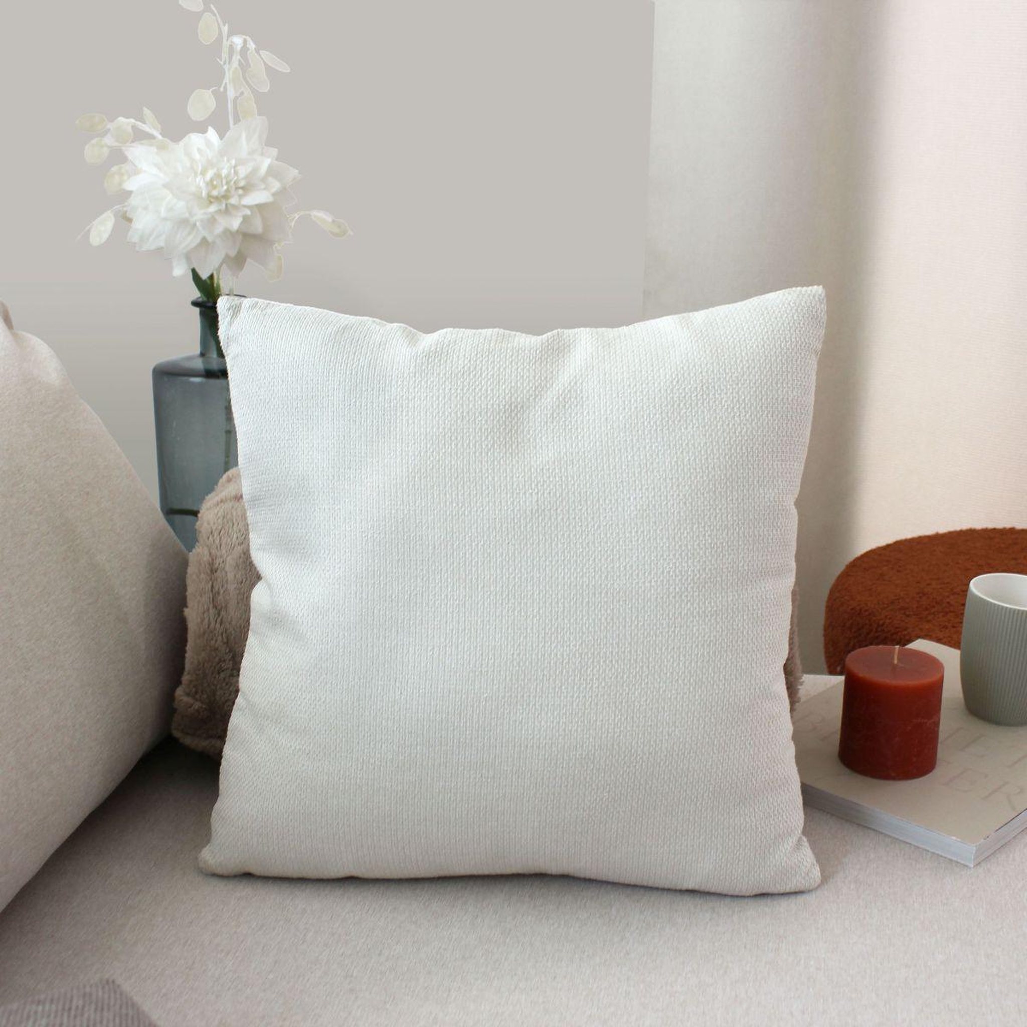 Voir la diapositive 2 : ENJOY HOME Coussin déco en velours  lagarta  40x40cm écru