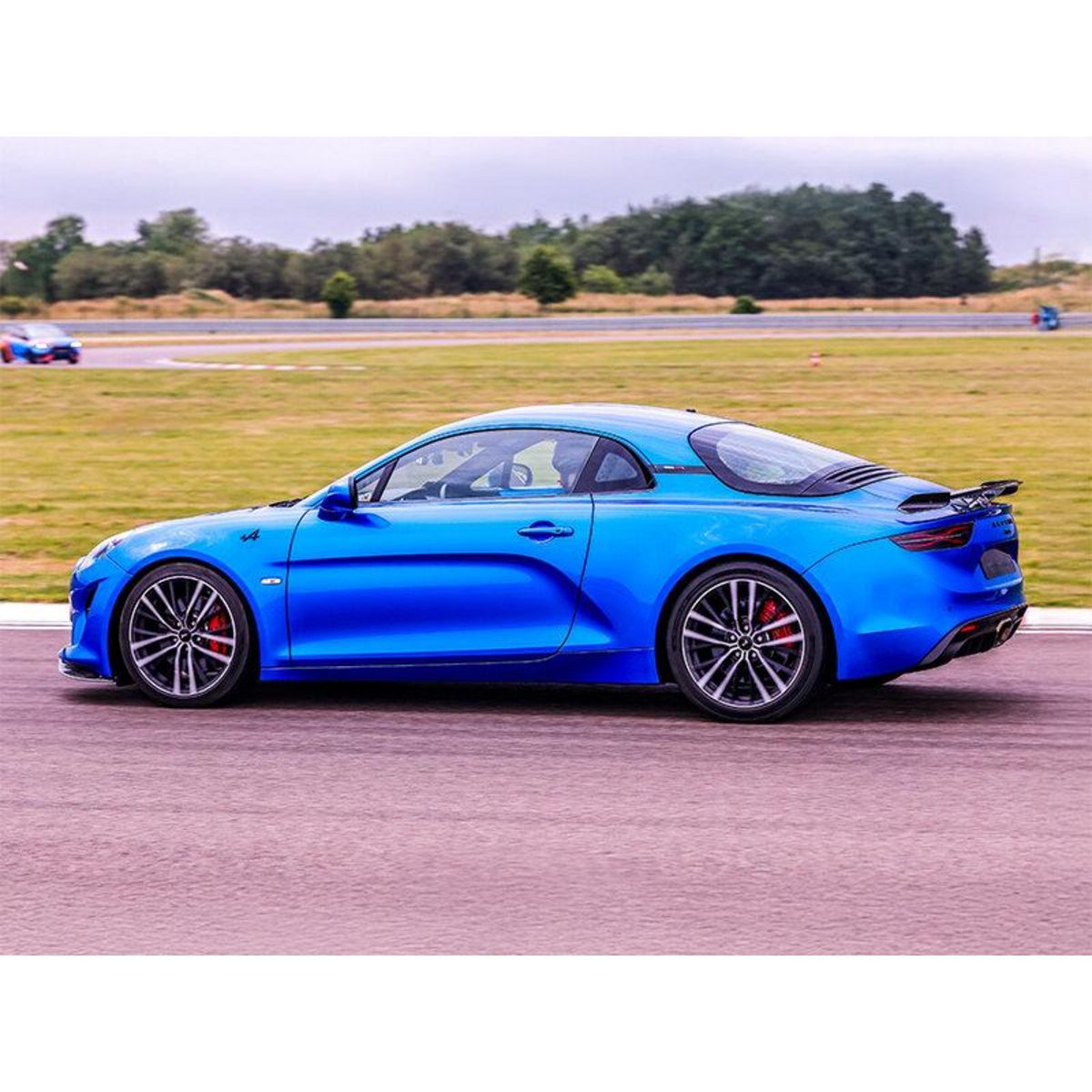 Smartbox Stage de pilotage : 3 à 5 tours de circuit au volant d'une Alpine A110 S - Coffret Cadeau Sport & Aventure