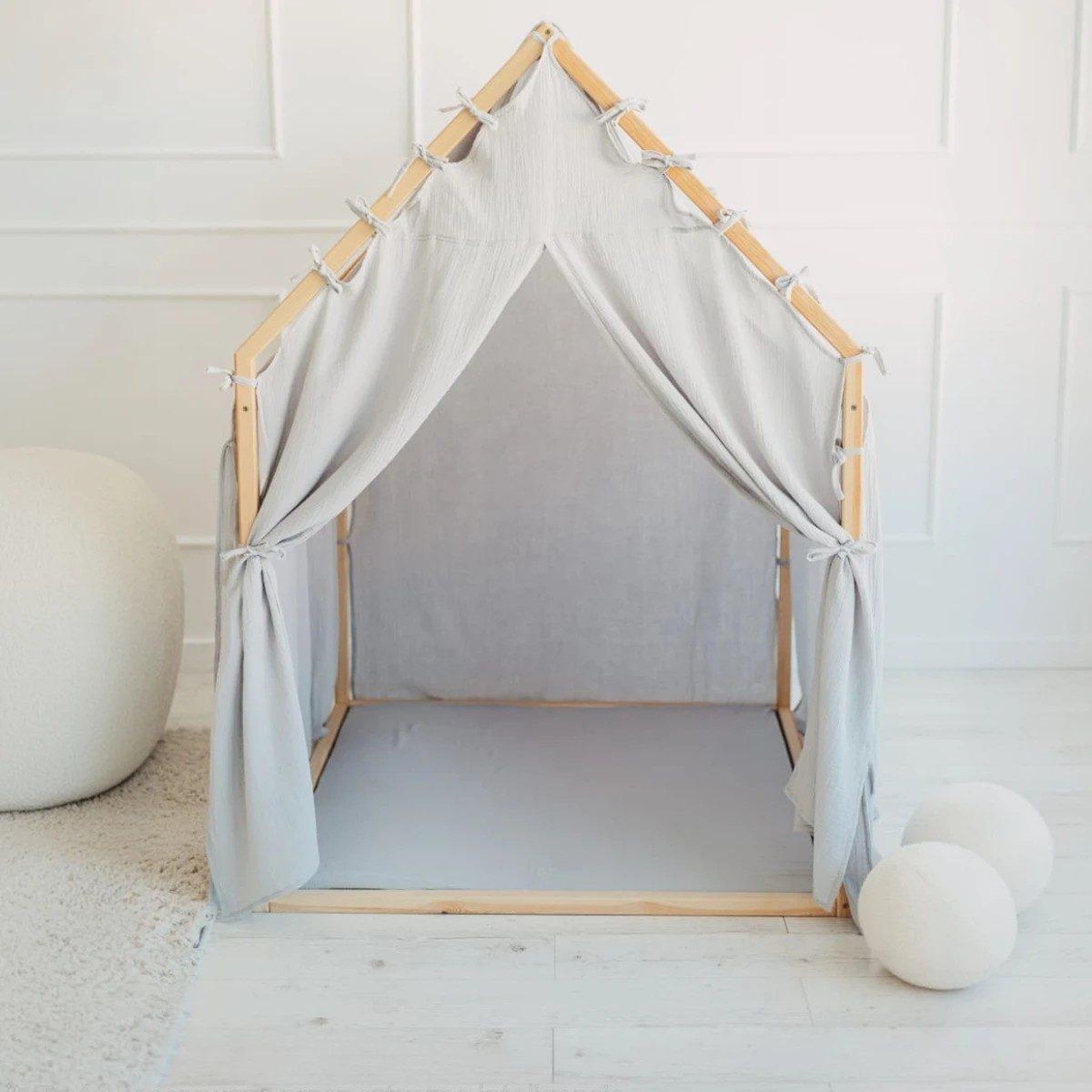 Voir la diapositive 2 : MONIO FOR KIDS Cabane de jeu en bois et mousseline 106 x 106 x 150 cm, portes — Gris