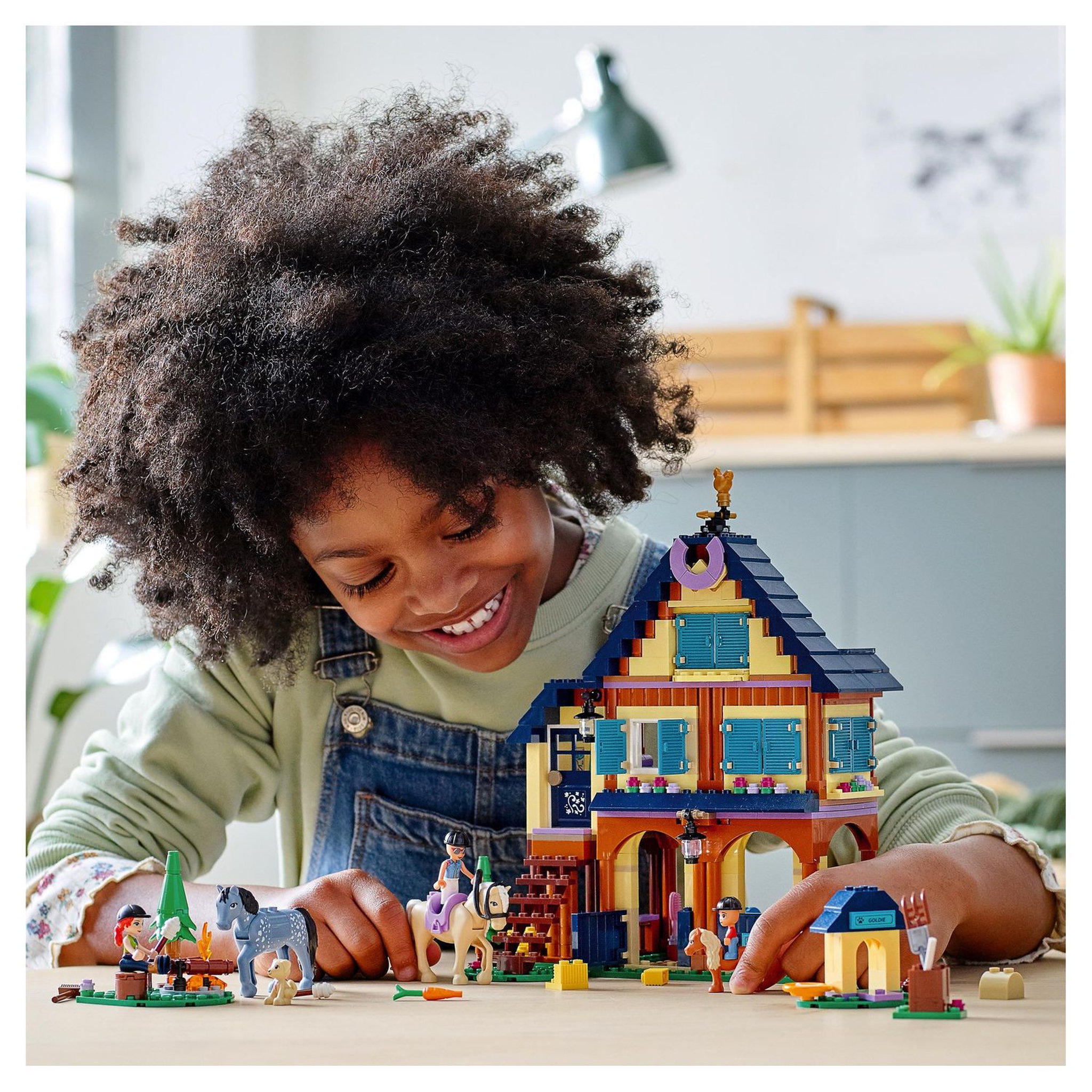 Voir la diapositive 7 : LEGO Friends 41683 - Le centre équestre de la forêt dès 7 ans