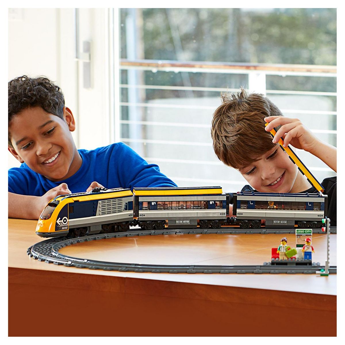 LEGO City 60197 - Le train de passagers télécommandé
