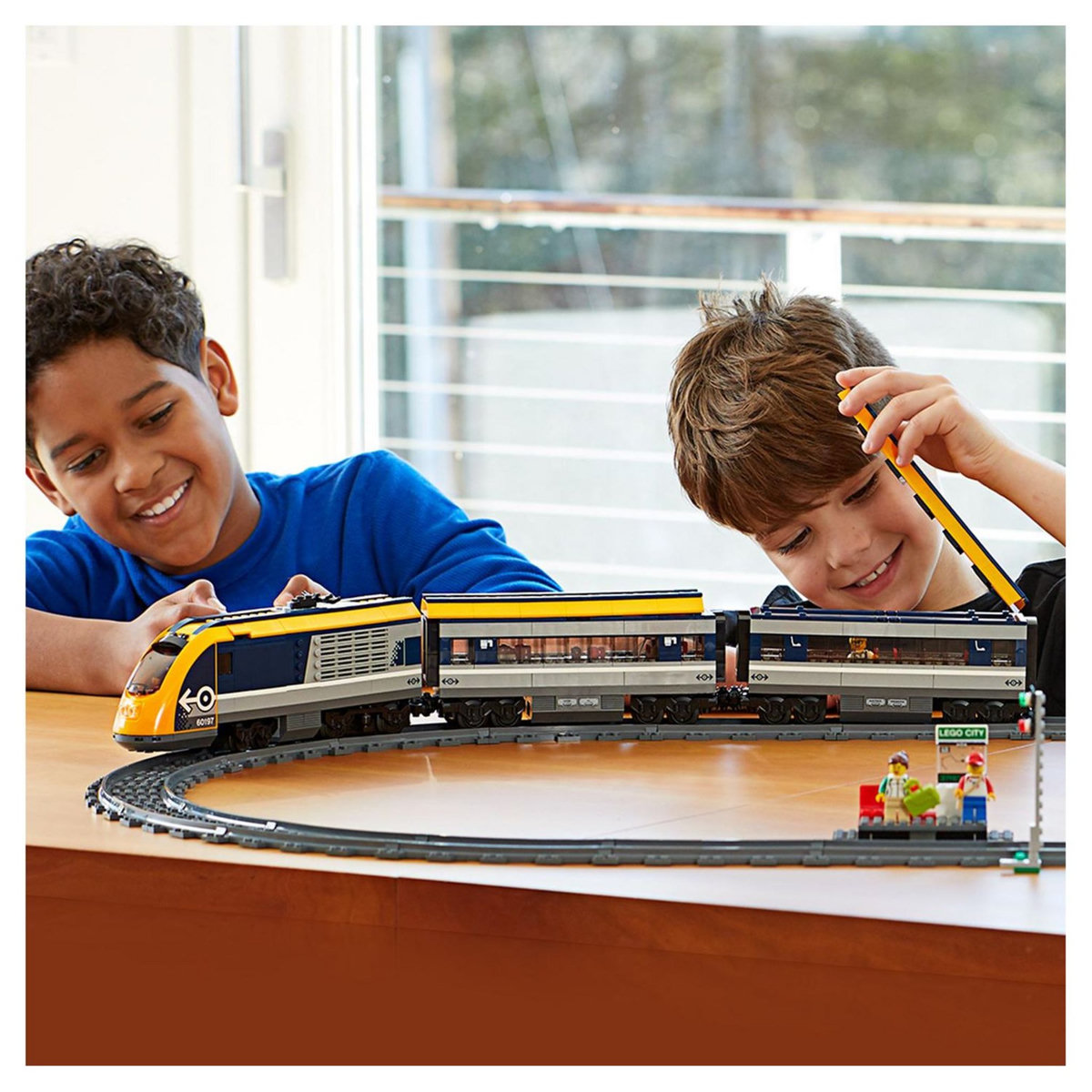 LEGO City 60197 - Le train de passagers télécommandé