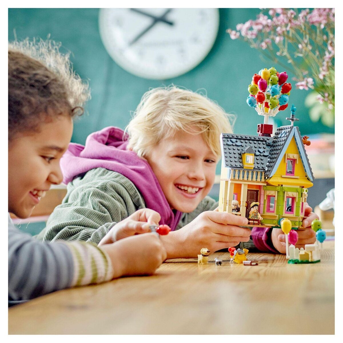 LEGO Disney 43217 -  La Maison de « Là-Haut », Jouet avec Ballons, Figurines Carl, Russell et Doug, Maquette Collection, 100ème Anniversaire Disney, Idée Cadeau Iconique