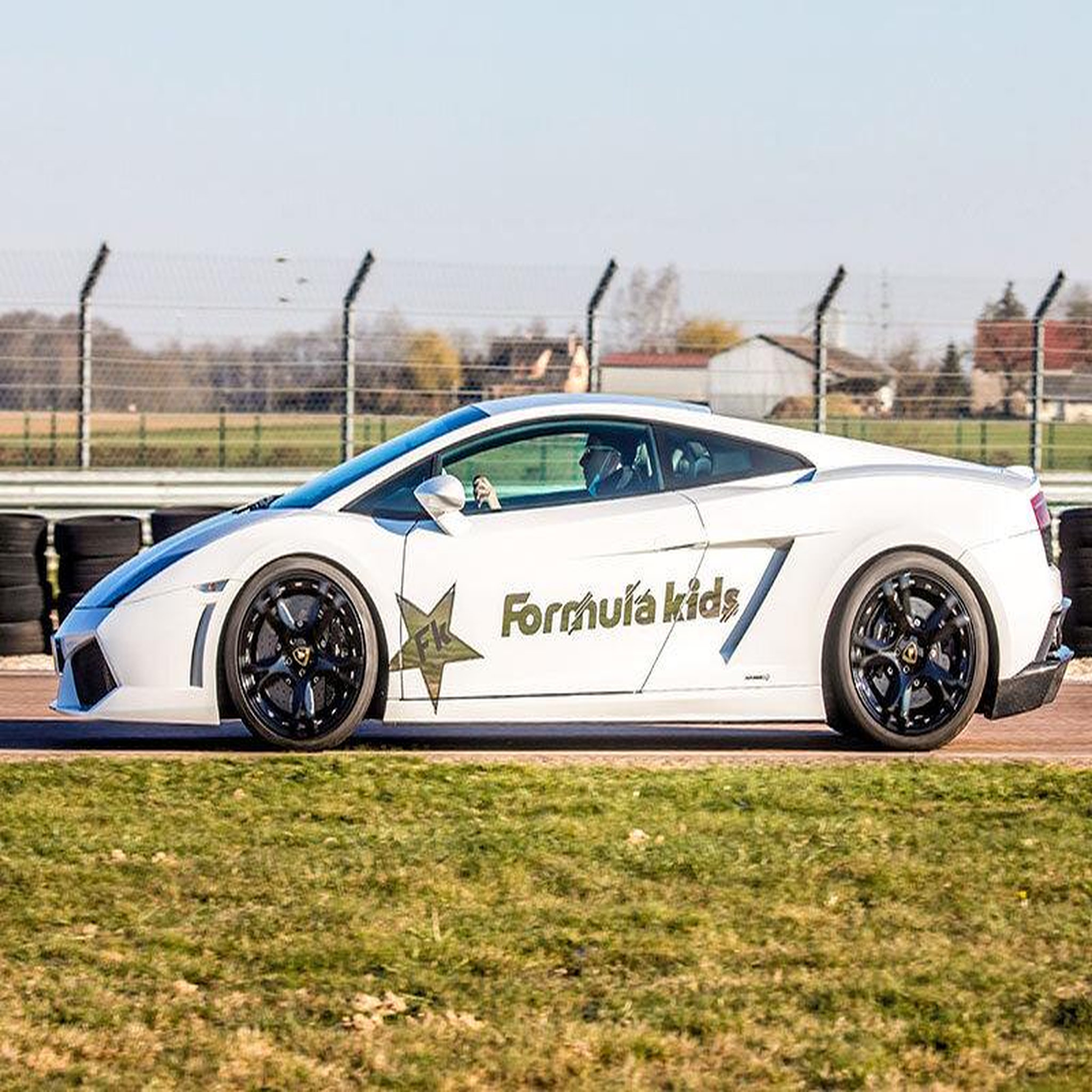Voir la diapositive 2 : Smartbox Stage pilotage enfant : 3 tours de circuit au volant d'une Lamborghini Gallardo - Coffret Cadeau Sport & Aventure