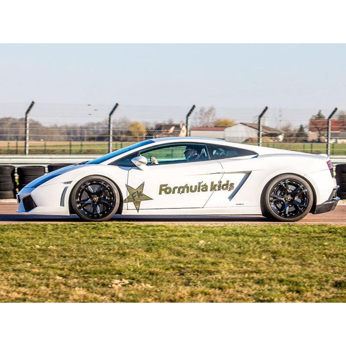 Smartbox Stage pilotage enfant : 3 tours de circuit au volant d'une Lamborghini Gallardo - Coffret Cadeau Sport & Aventure