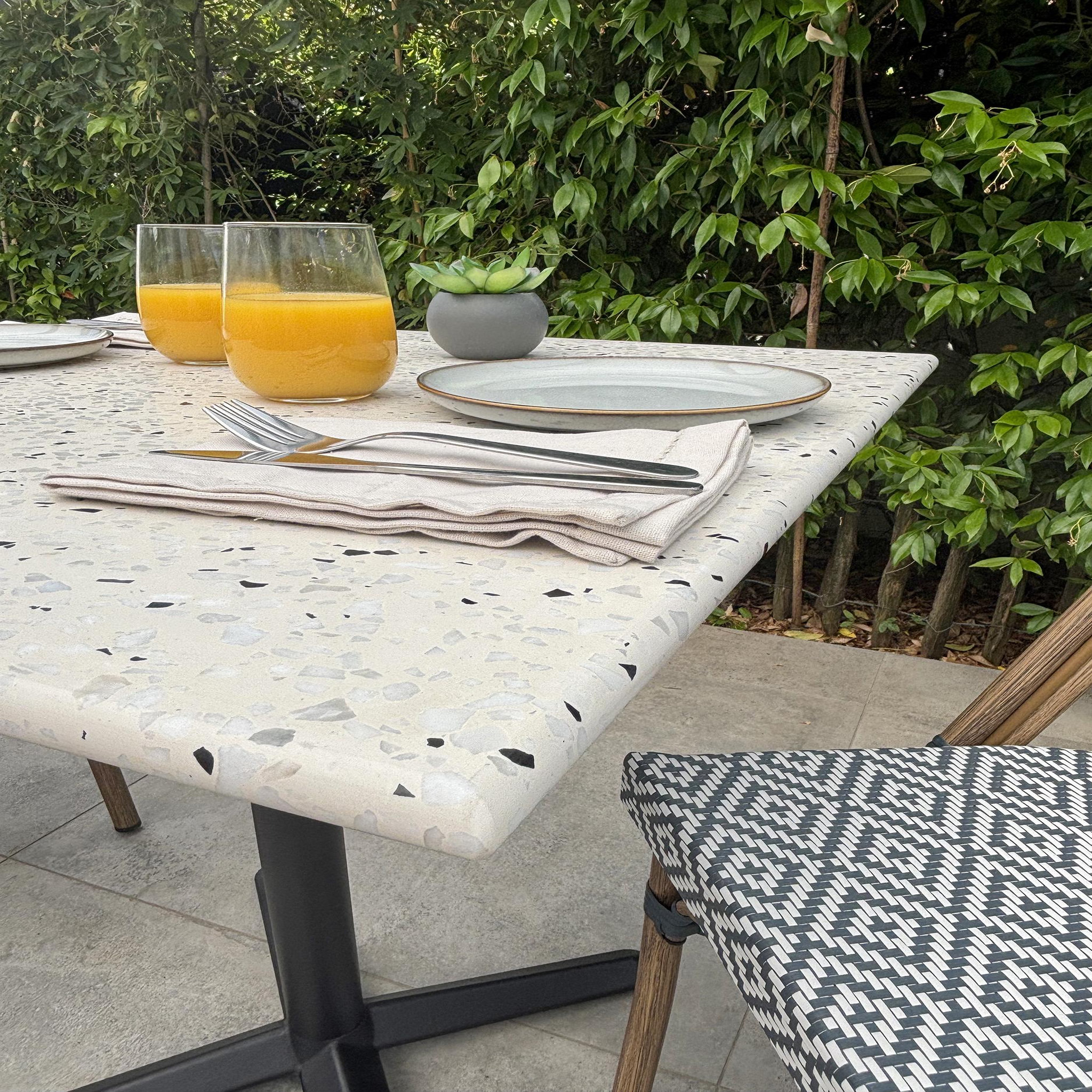 Voir la diapositive 4 : DCB GARDEN Ensemble repas de jardin en acier et plateau terrazzo (2 places)