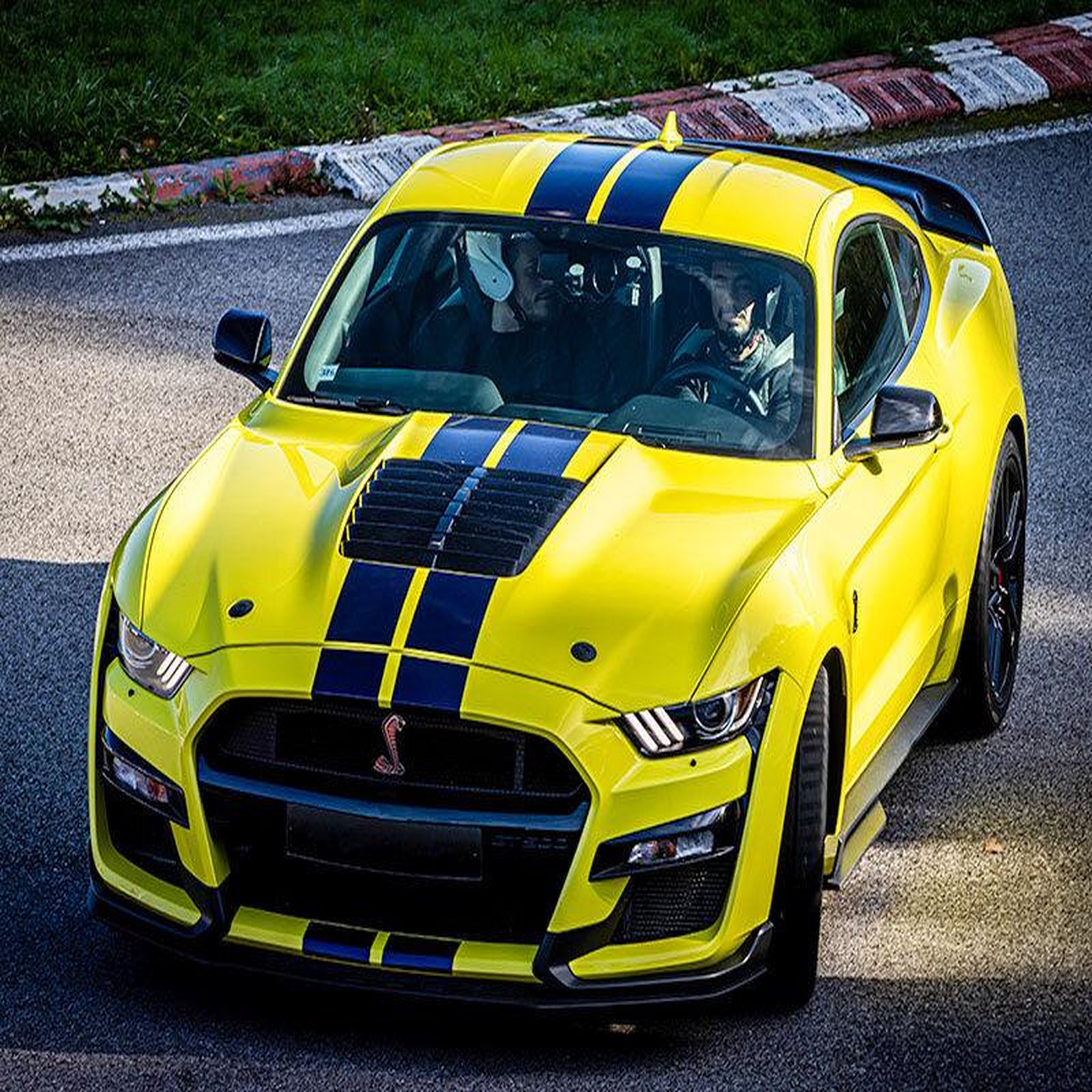 Voir la diapositive 2 : Smartbox Stage de pilotage : 3 tours sur le circuit de Lohéac en Ford Mustang Shelby GT500 - Coffret Cadeau Sport & Aventure
