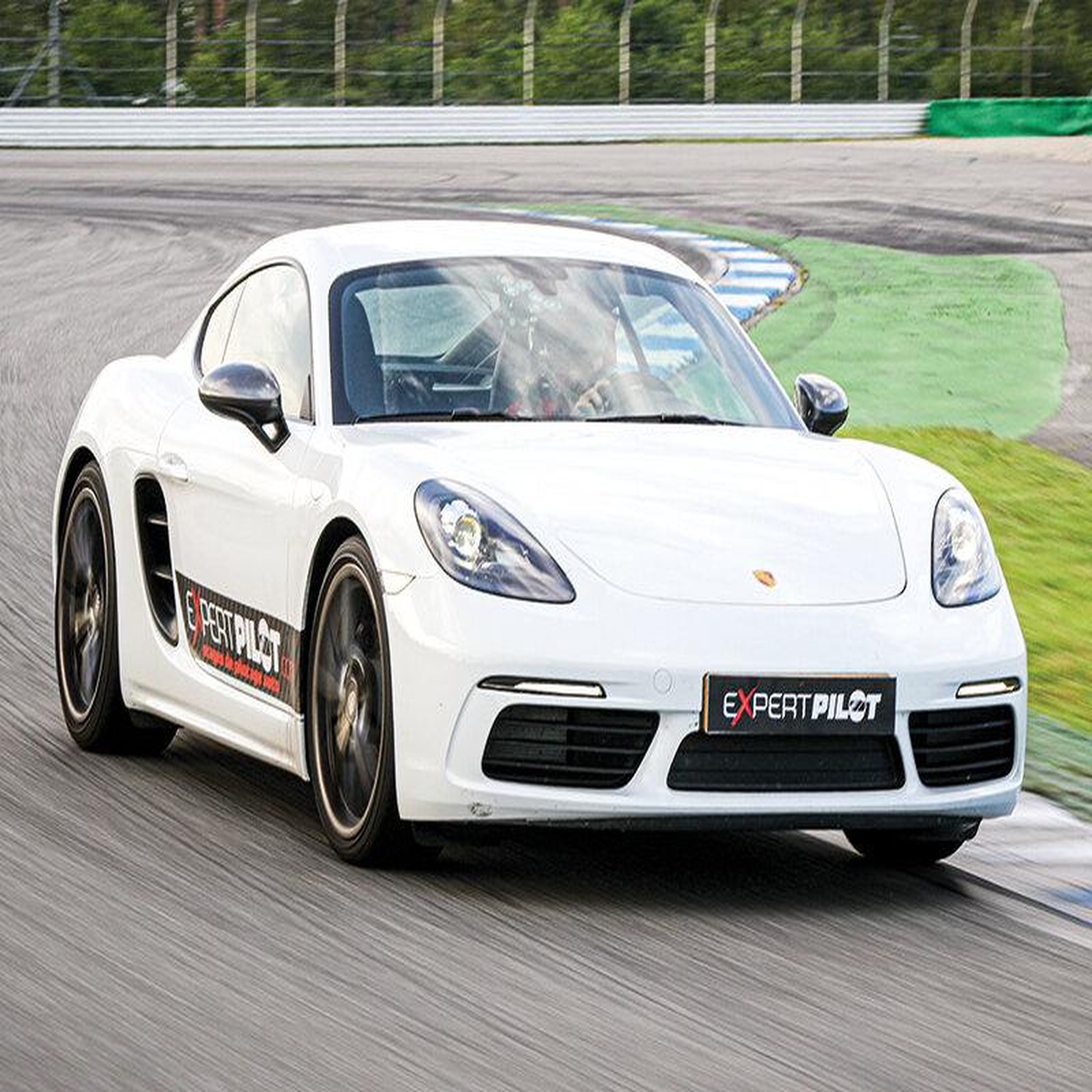 Voir la diapositive 2 : Smartbox Stage de pilotage : 4 tours sur le circuit de Dijon-Prenois au volant d'une Porsche Cayman - Coffret Cadeau Sport & Aventure