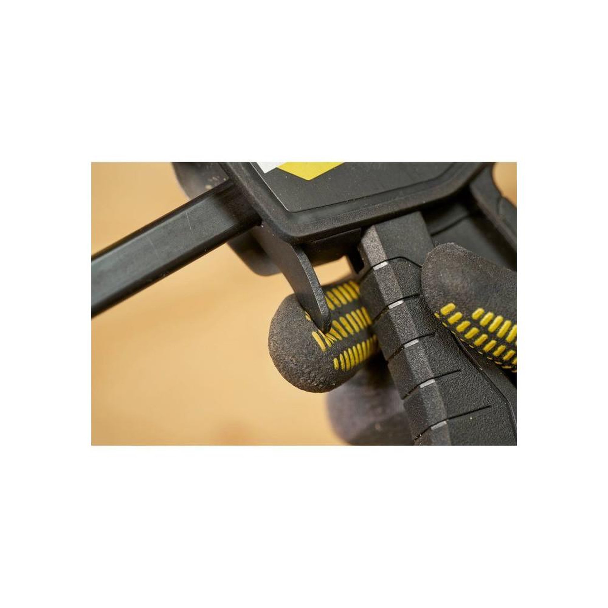 Voir la diapositive 6 : Stanley Lot de 2 serre-joints à barre auto-bloquants 150 mm noirs et jaunes, poignée à gâchette et mordache fixe pour serrage rapide manuel