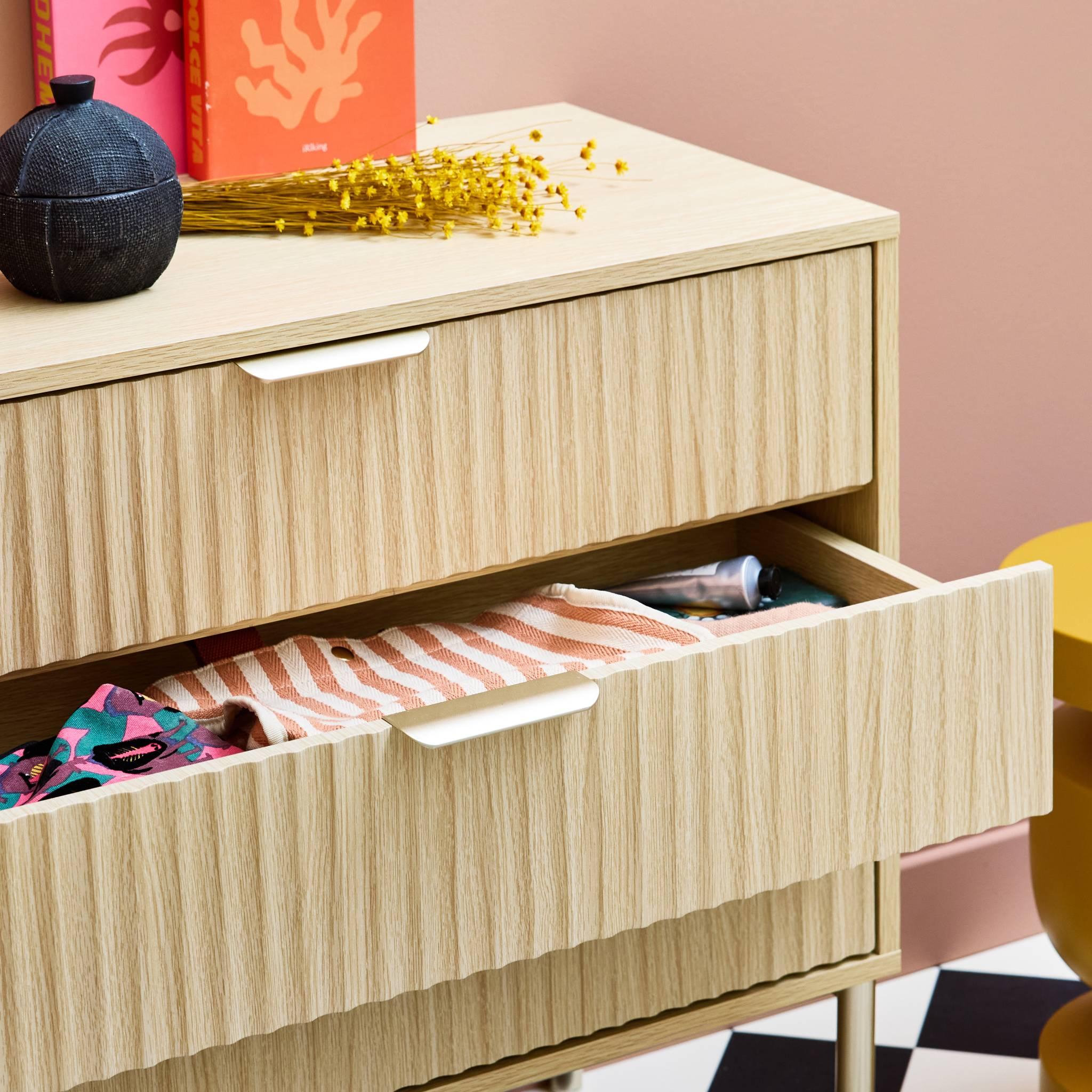 Voir la diapositive 3 : SWEEEK Commode effet bois rainuré et métal couleur champagne. 3 tiroirs