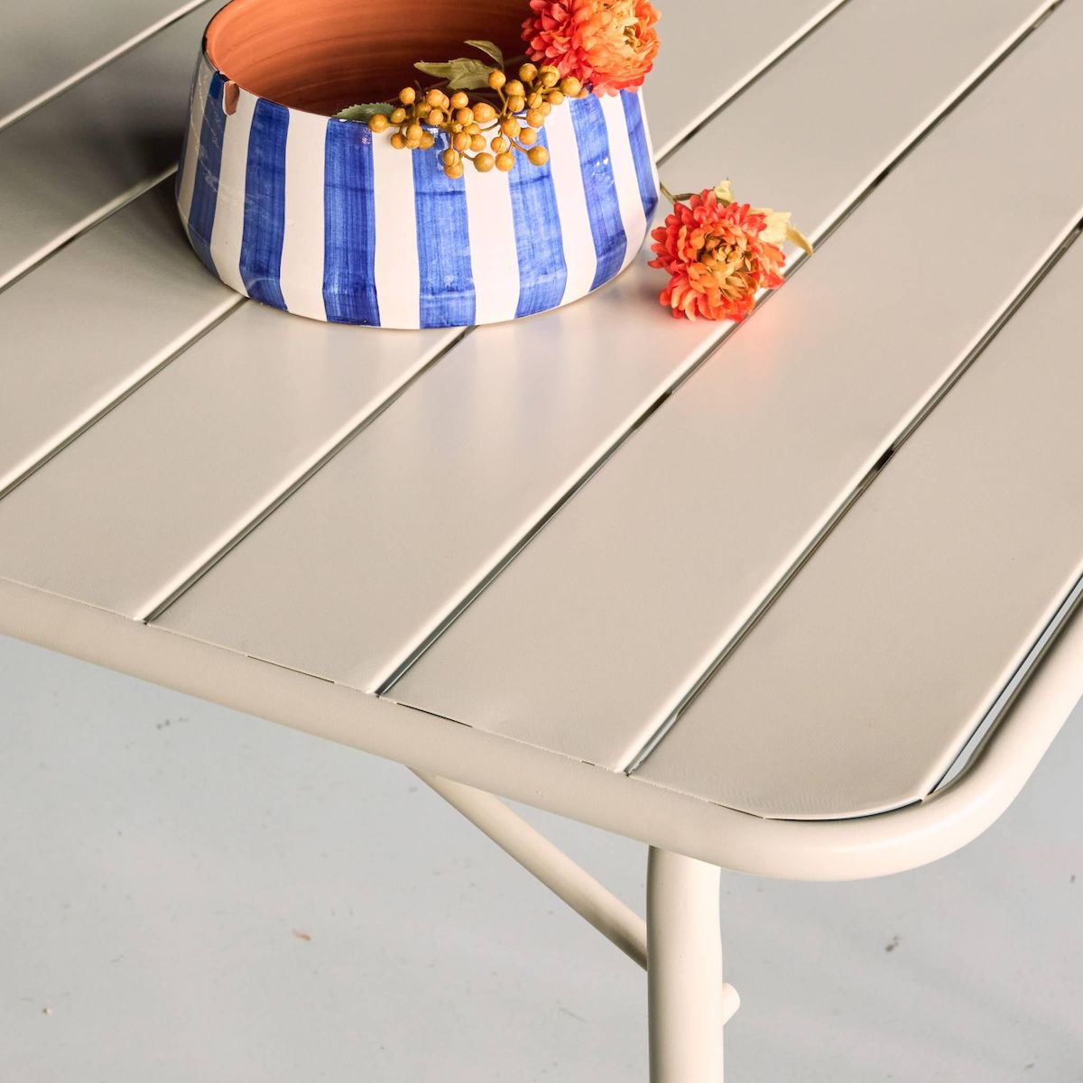 SWEEEK Table de jardin pliante métal 6 places, Amelia 141,2 x 80 x 72,5cm