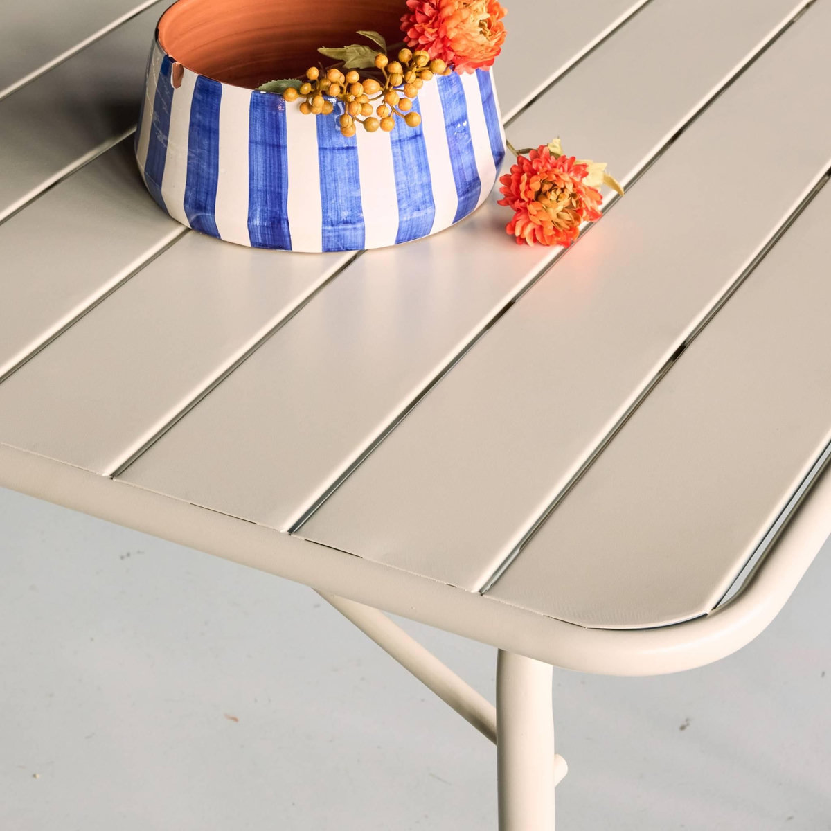 SWEEEK Table de jardin pliante métal 6 places, Amelia 141,2 x 80 x 72,5cm