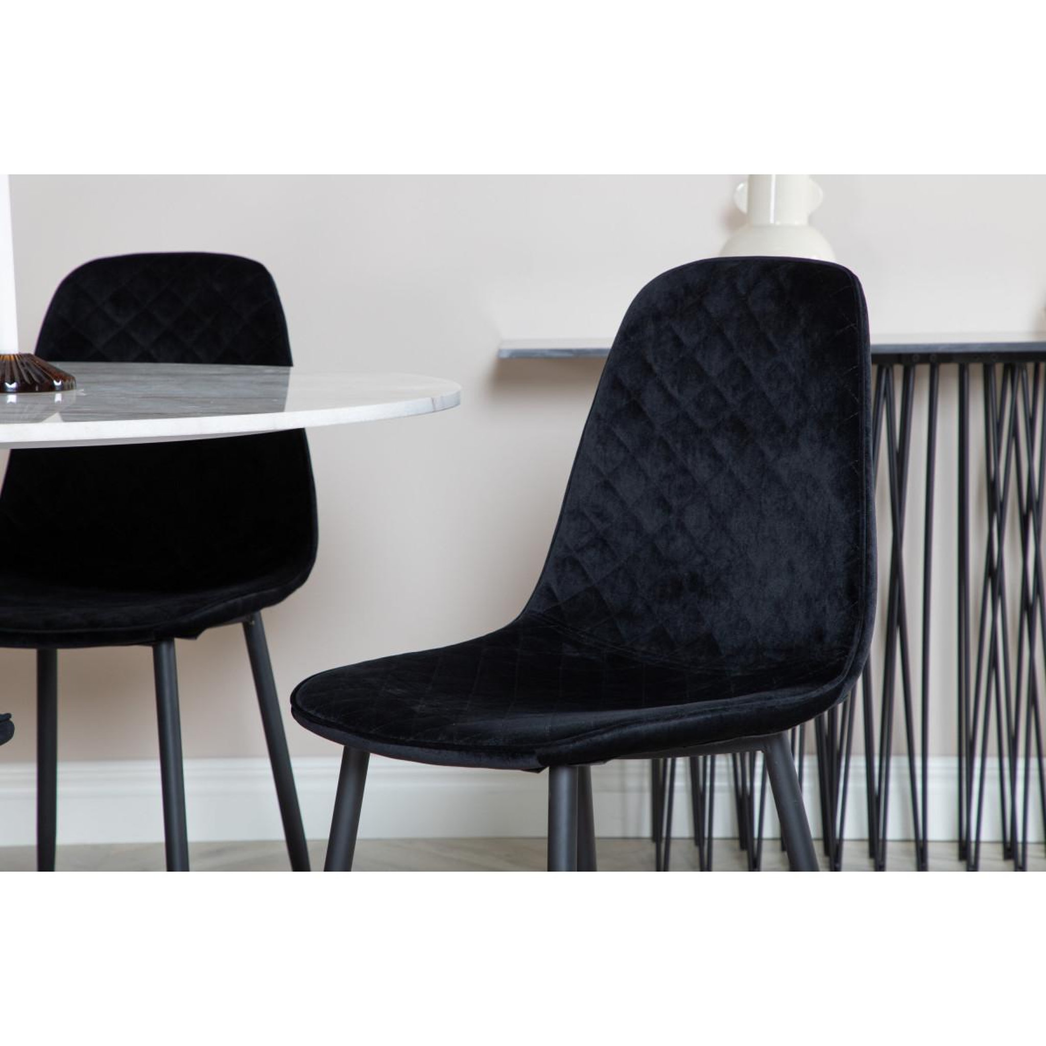 Voir la diapositive 5 : Paris Prix Ensemble Table à Manger & 4 Chaises Design  Estelle I & Polar  106cm Blanc & Noir