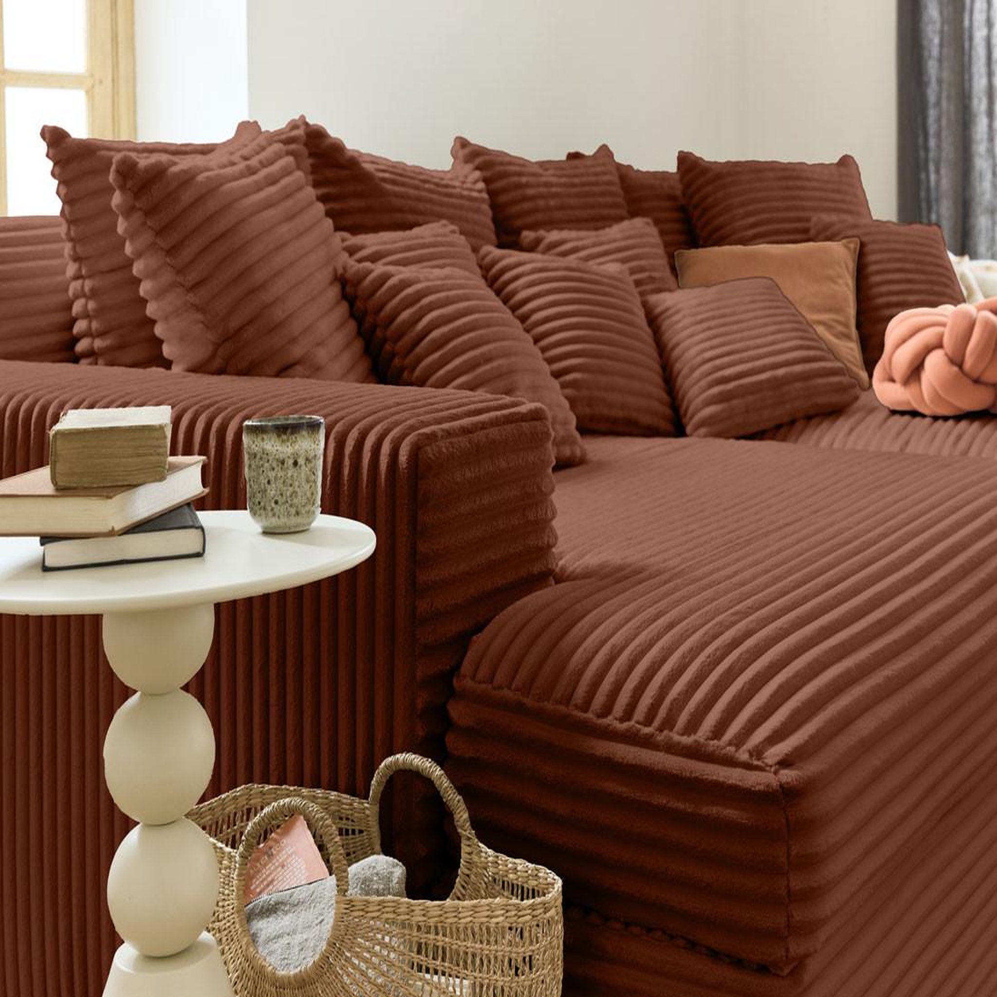 Voir la diapositive 2 : LISA DESIGN Collins - canapé droit 4 places avec double méridienne - assise profonde - velours côtelé grosses côtes