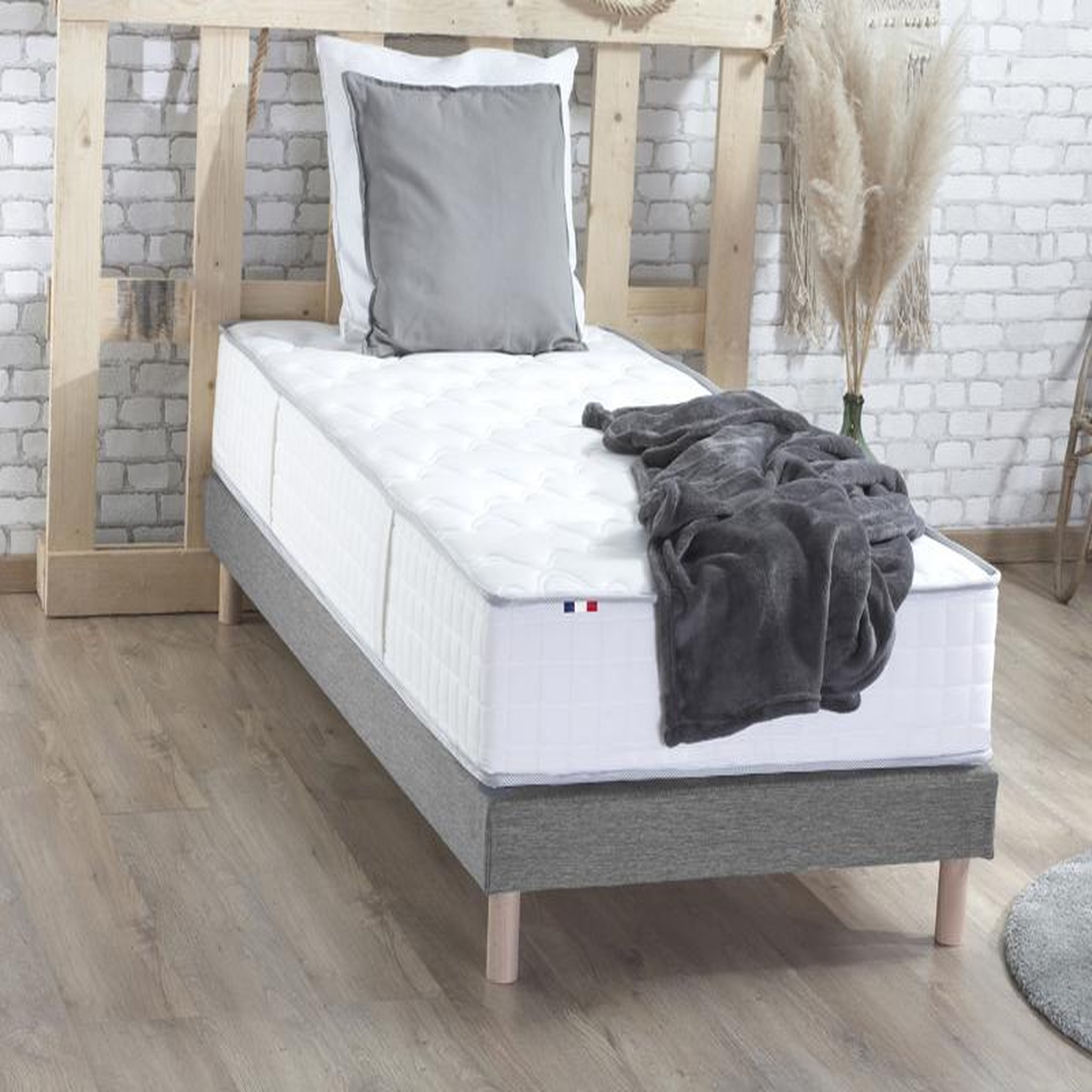 Voir la diapositive 1 : Matelas ressorts ensachés et mousse mémoire de forme 90x190 cm ODYSSEE 