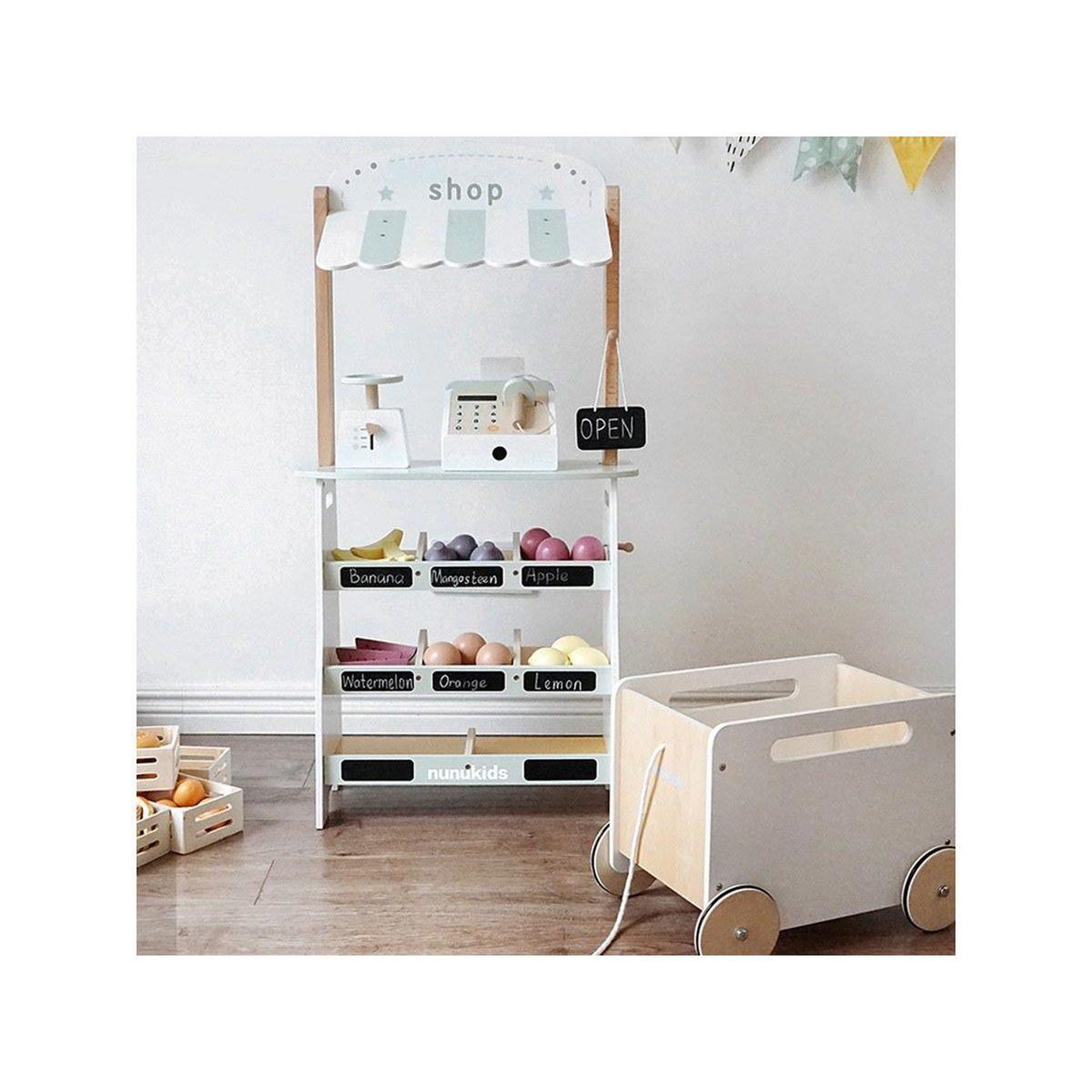 Voir la diapositive 2 : 1001JOUETS Stand de Marché en Bois - Avec Chariot, Fruits et Accessoires - 95,5 cm