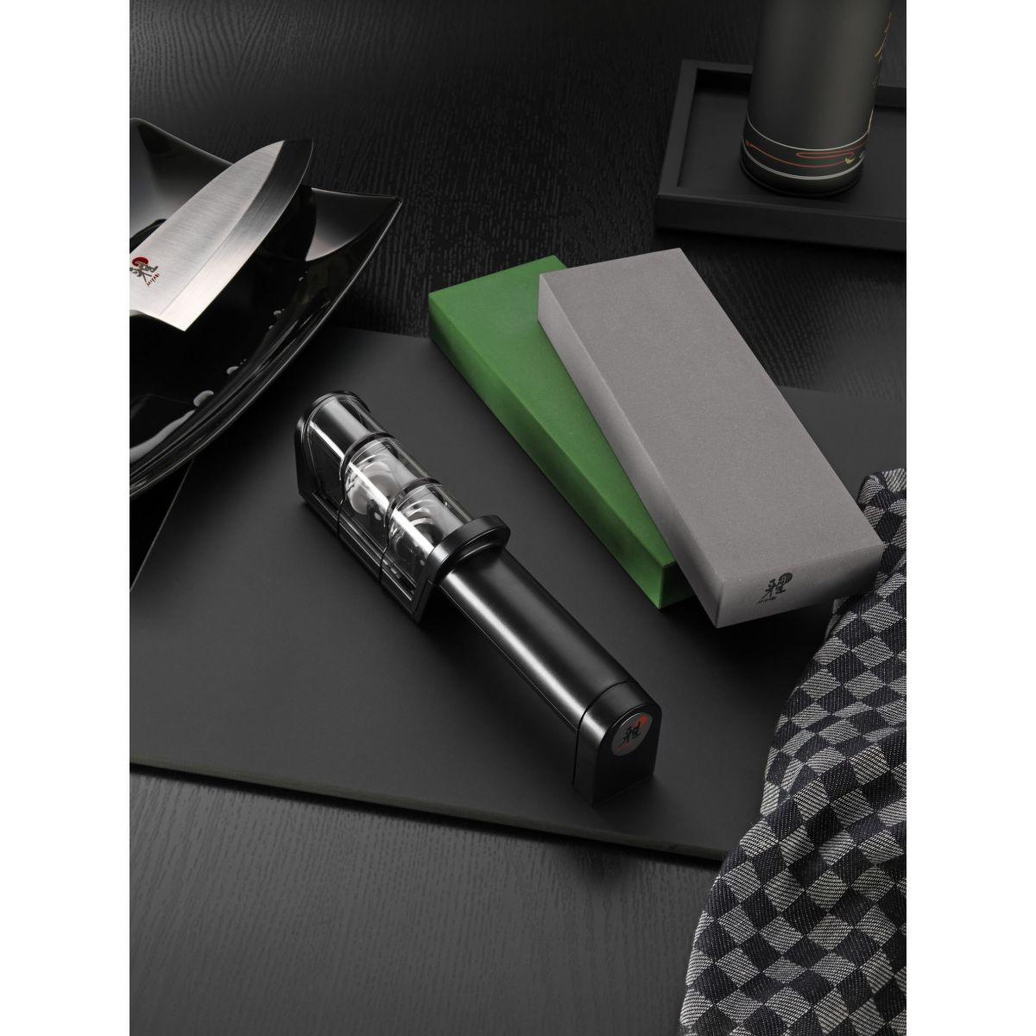 Voir la diapositive 2 : MIYABI Aiguiseur couteau double