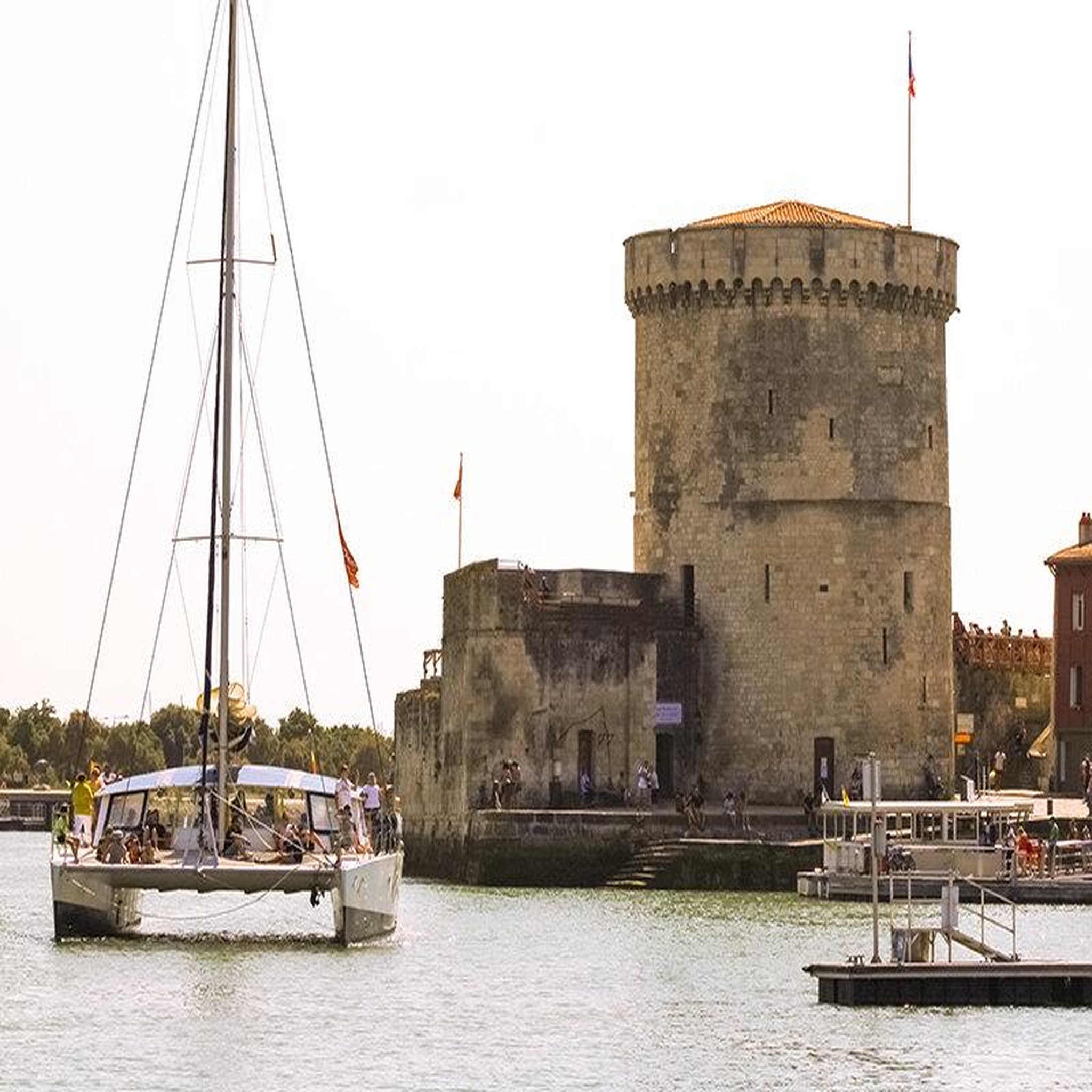 Voir la diapositive 3 : Smartbox Cap vers fort boyard : balade en catamaran de 4h pour 2 personnes - coffret cadeau sport & aventure