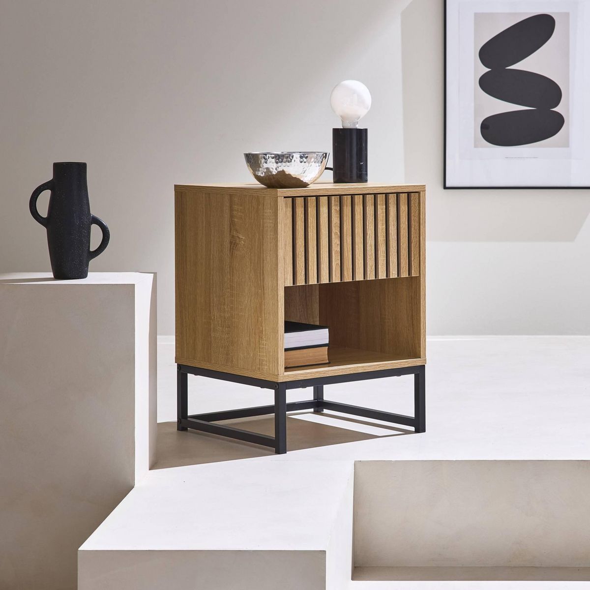 SWEEEK Table de chevet style contemporain avec 1 tiroir effet bois rainuré (système d'ouverture par pression) et 1 niche. piètement en métal noir