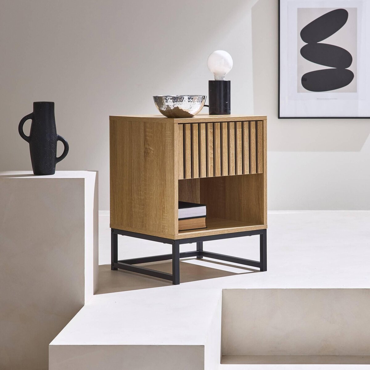 SWEEEK Table de chevet style contemporain avec 1 tiroir effet bois rainuré (système d'ouverture par pression) et 1 niche. piètement en métal noir