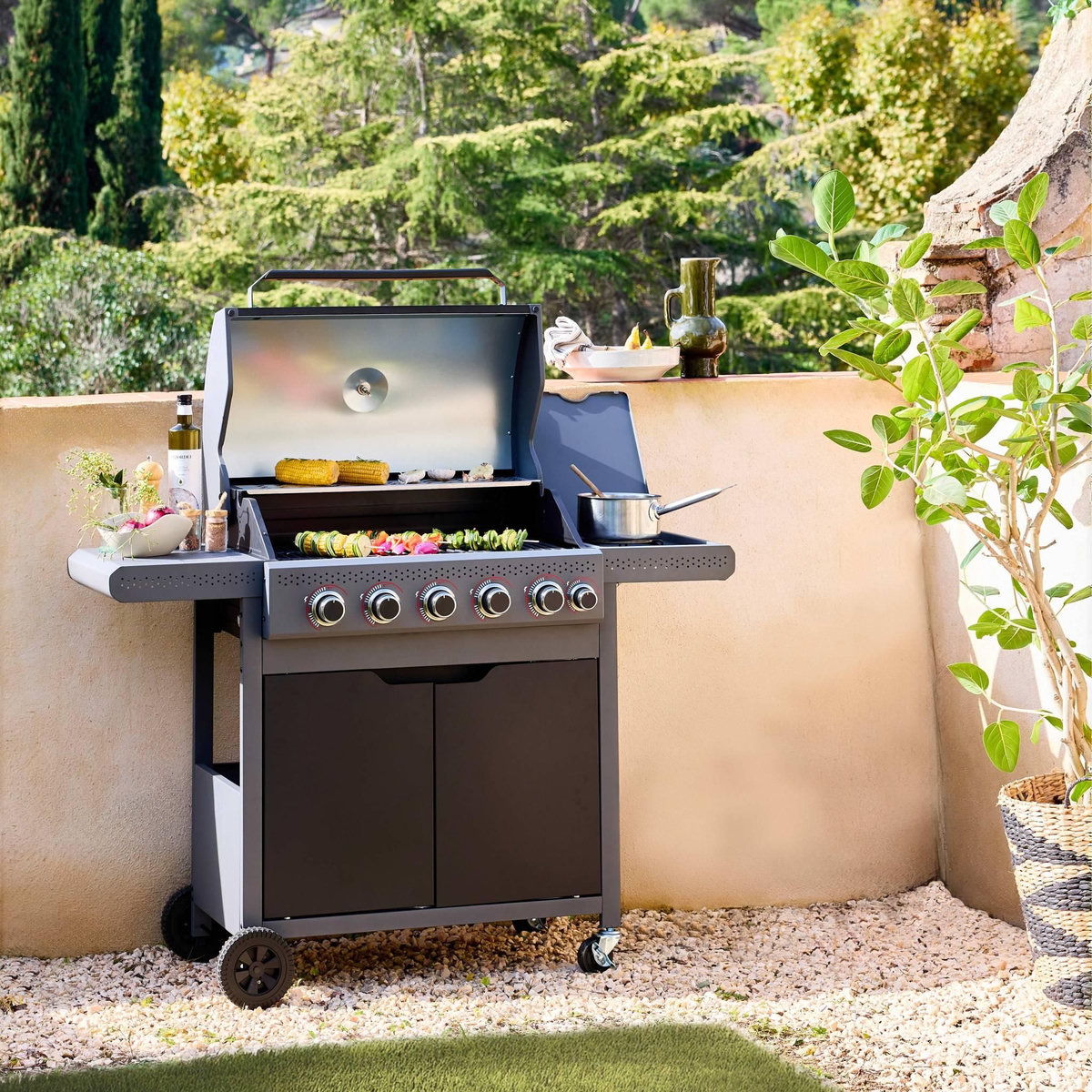 SWEEEK Barbecue au gaz Edmond noir - 5 brûleurs + 1 feu latéral. avec thermomètre. L 132x P62 x H143 cm