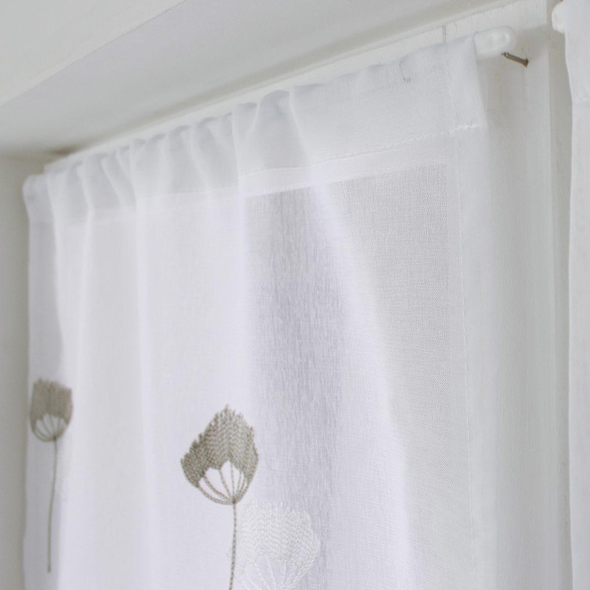 Voir la diapositive 2 : ENJOY HOME Paire de voilages brodés  cosmos  60x90cm gris & blanc