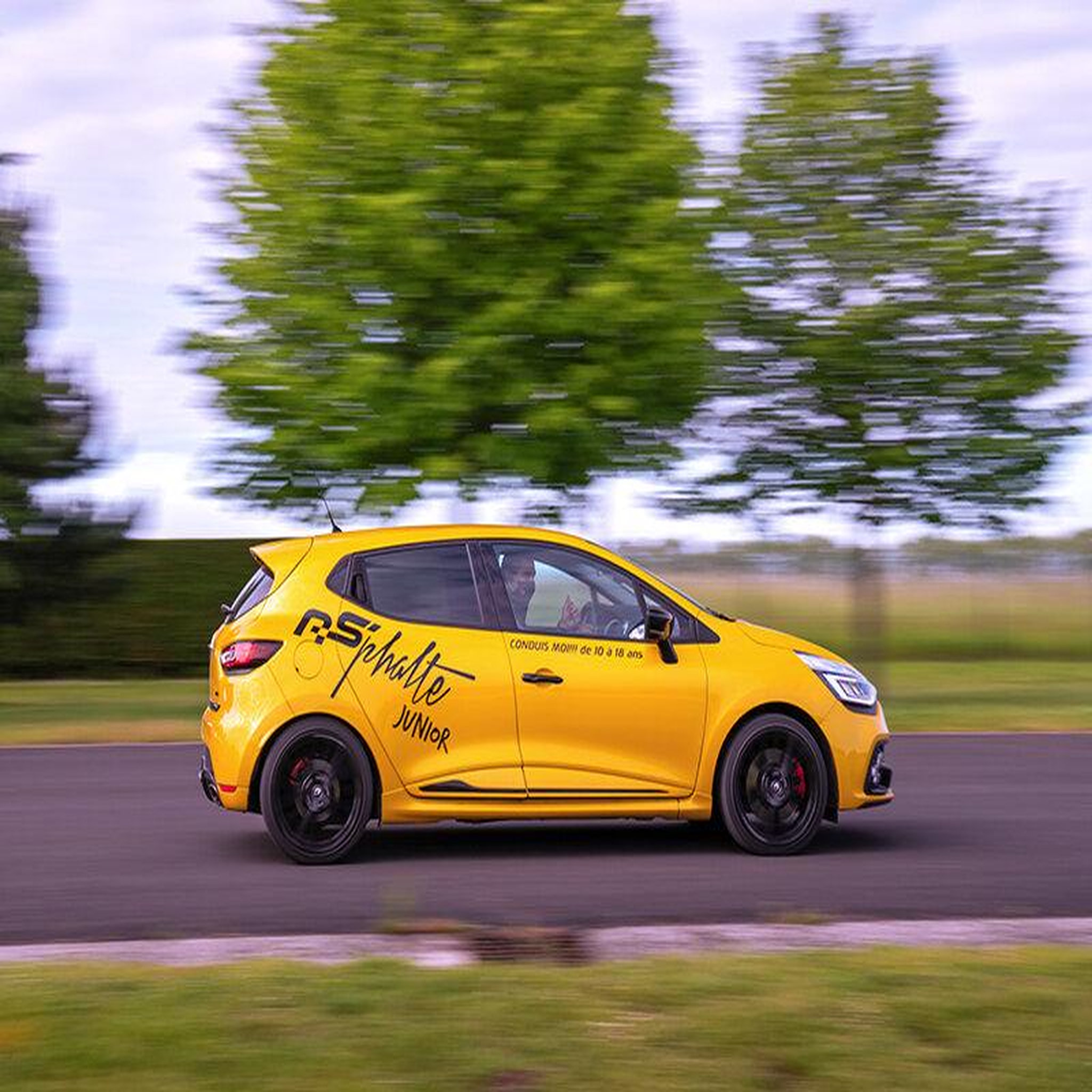 Voir la diapositive 4 : Smartbox Stage de pilotage pour 1 enfant : 5 tours de circuit au volant d'une clio rs - coffret cadeau sport & aventure