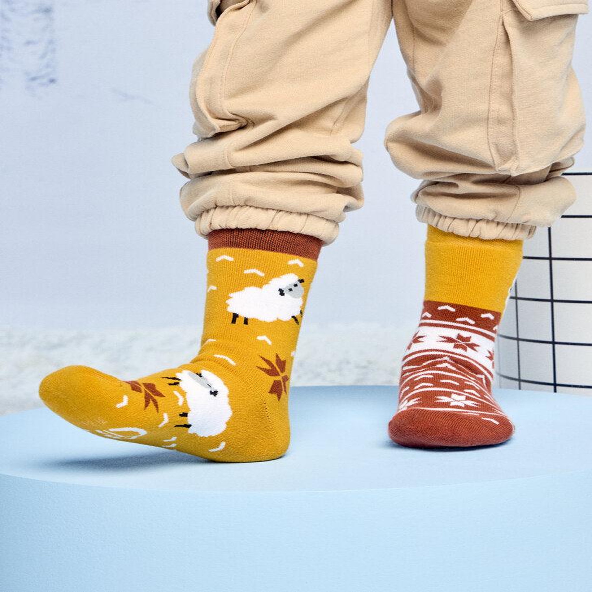 Voir la diapositive 3 : DEDOLES Chaussettes chaudes enfants mouton dans un pull