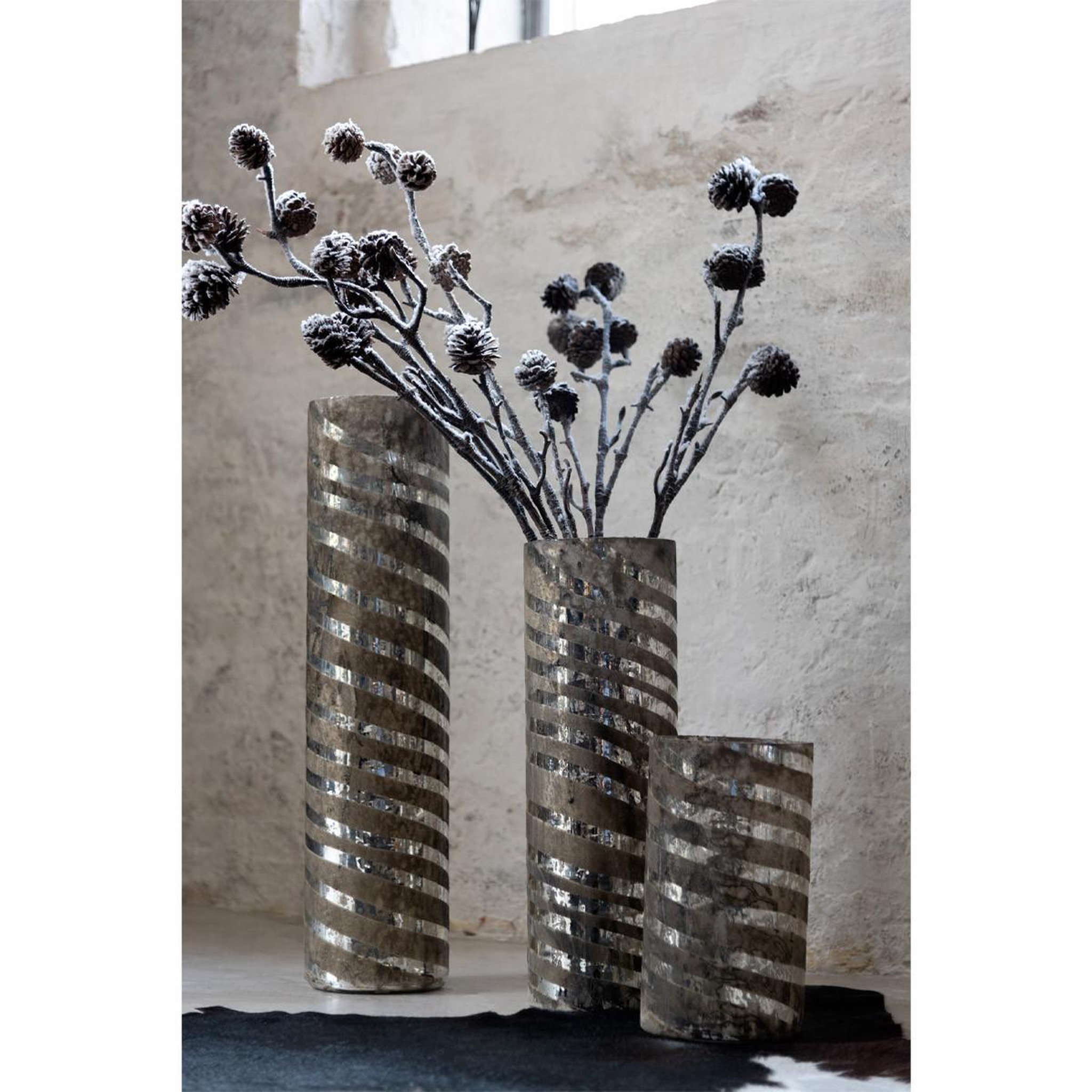 Voir la diapositive 5 : J-LINE Vase design en verre  lignes  26cm argent