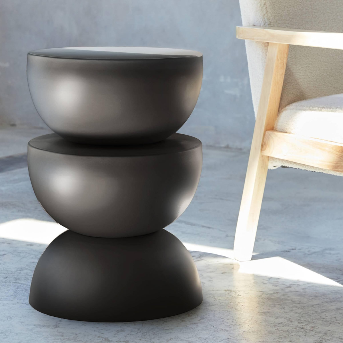 SWEEEK Table d'appoint. bout de canapé. table de chevet en métal. noir. Coumba. Ø32 x H 46.5cm