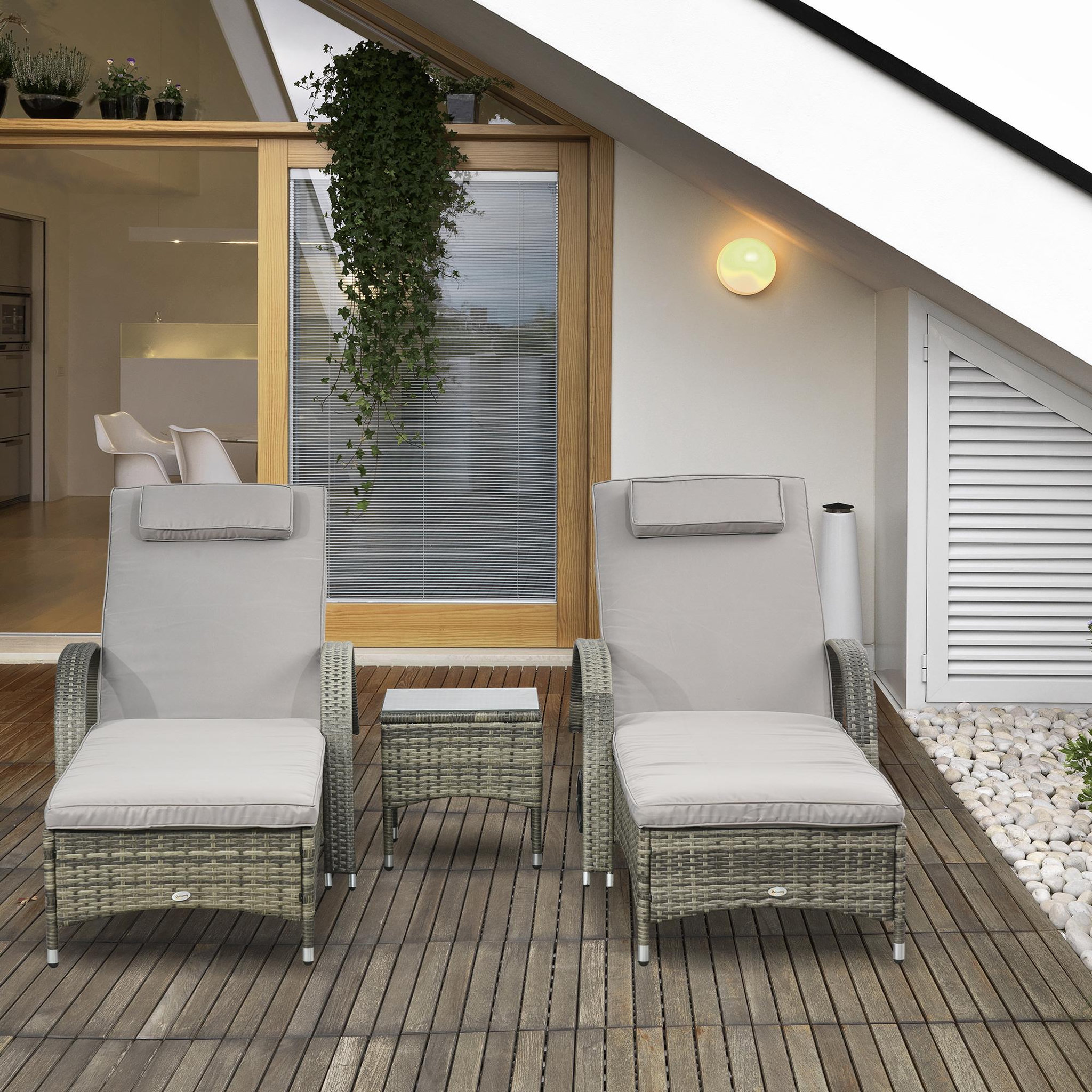 Voir la diapositive 2 : OUTSUNNY Lot de 2 transats bains de soleil grand confort : matelas, têtière, inclinaison réglable multipostions, accoudoirs, roulettes + table basse verre trempé résine tressée grise
