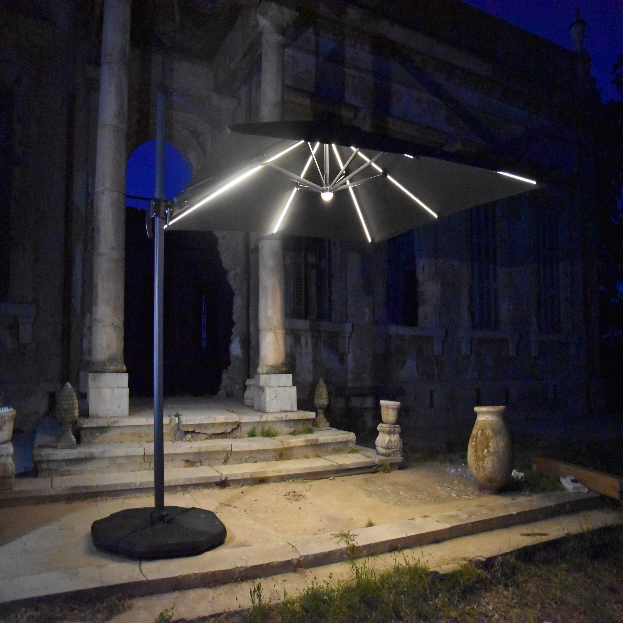Voir la diapositive 5 : Parasol déporté 3x3m aluminium à bandeau LED gris CAPEO