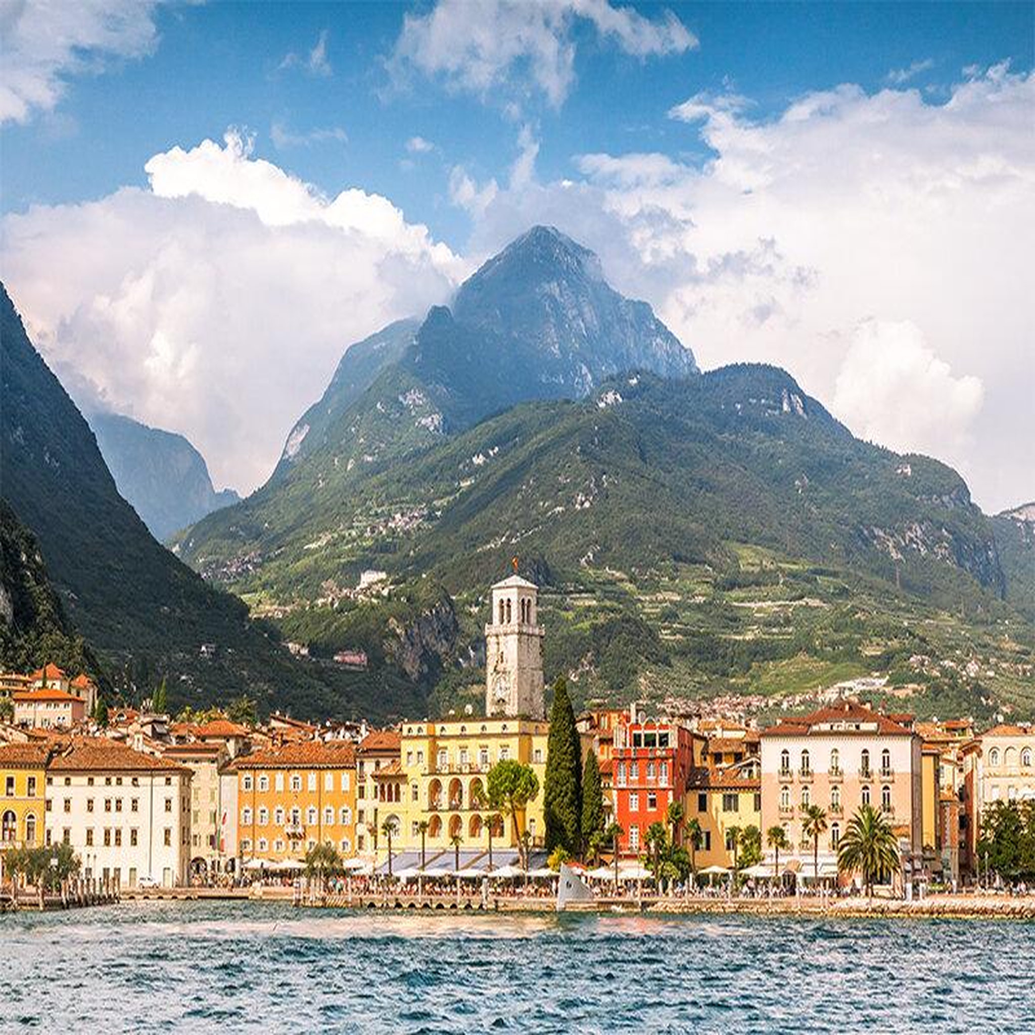 Voir la diapositive 2 : Smartbox Séjour de charme en italie : 2 jours sur le lac de garde - coffret cadeau séjour